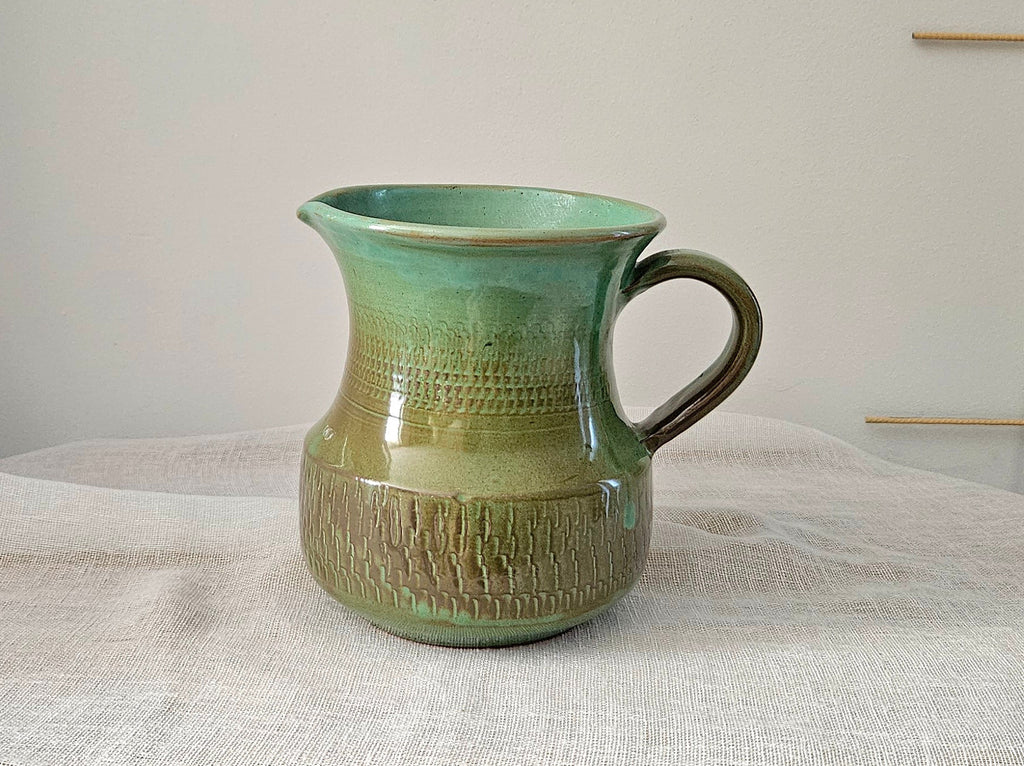 Pichet vintage en grès émaillé vert