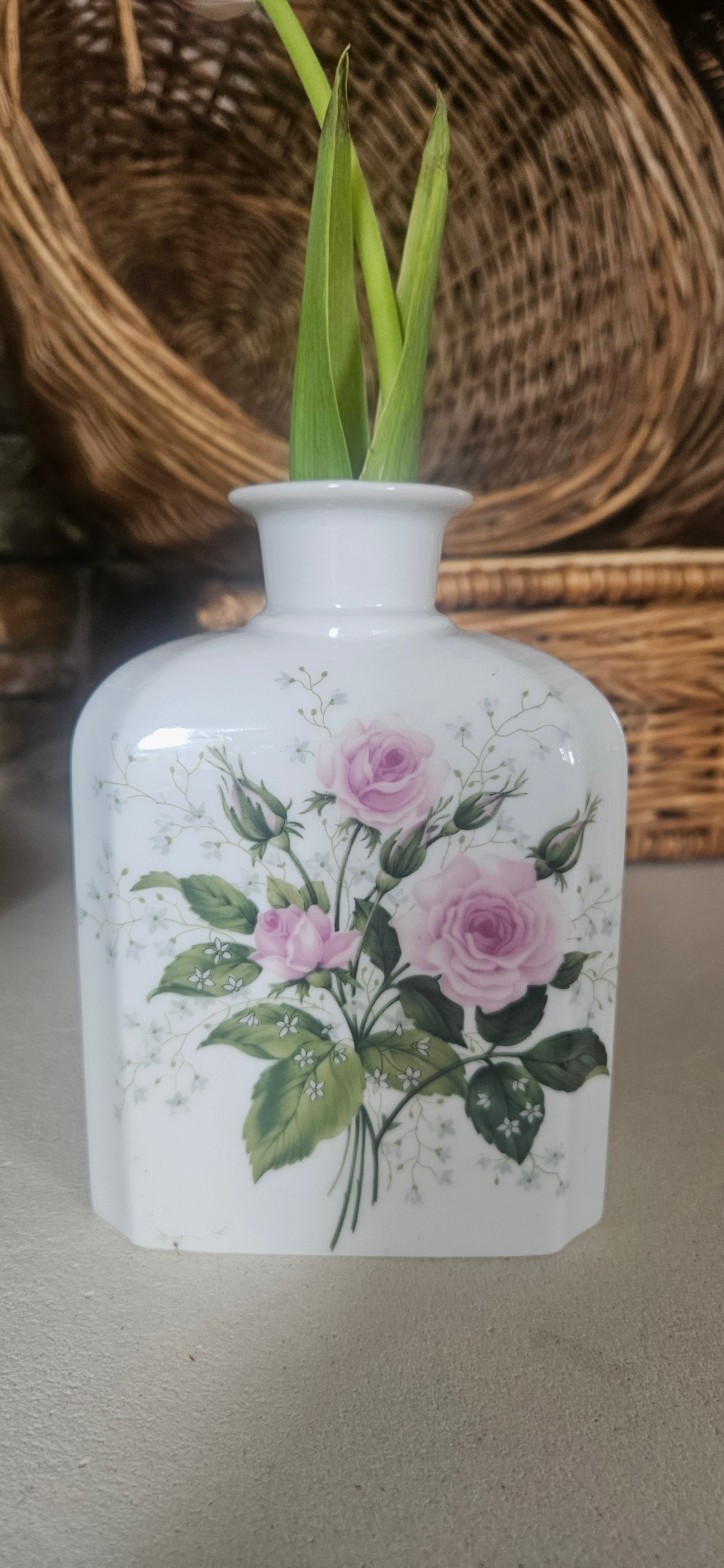 Petit vase en porcelaine ROSE