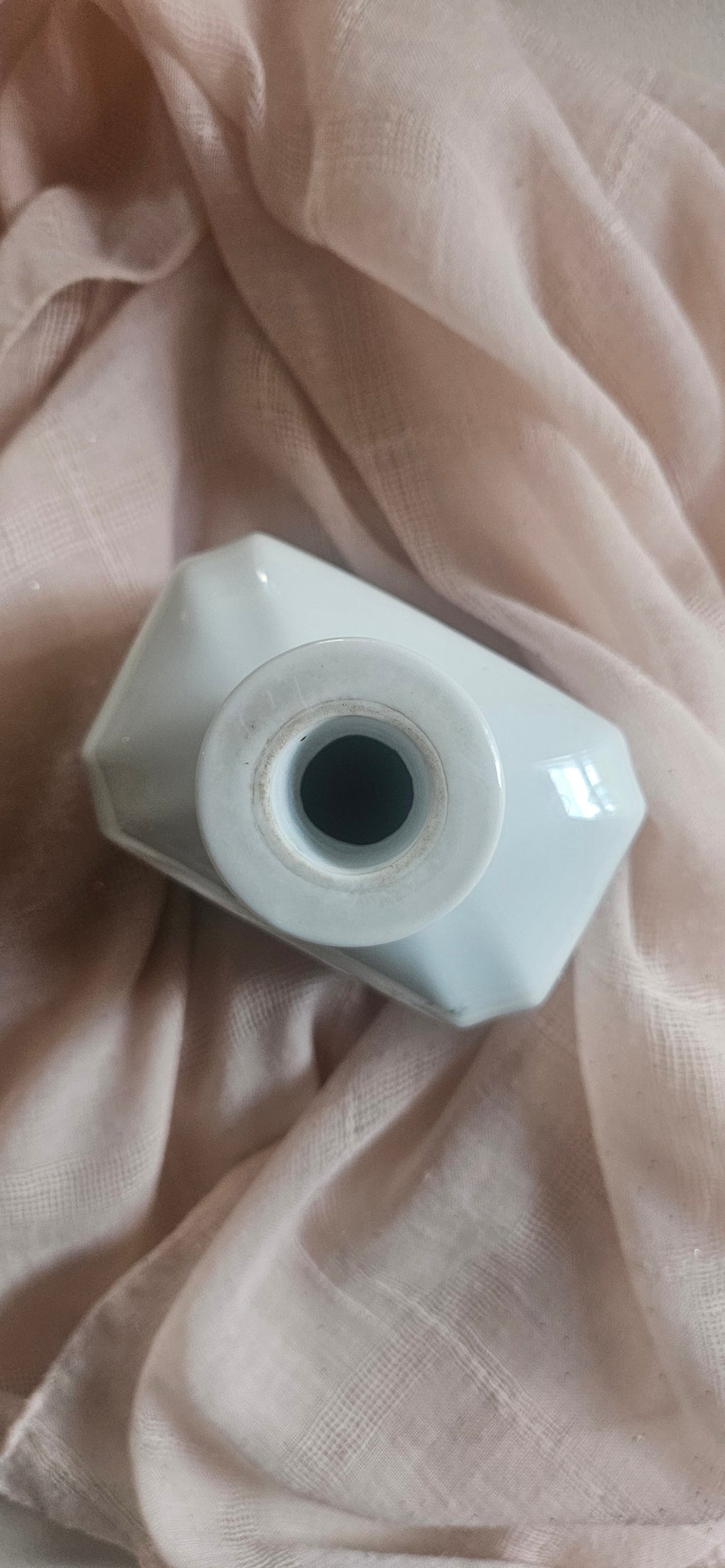 Petit vase en porcelaine ROSE