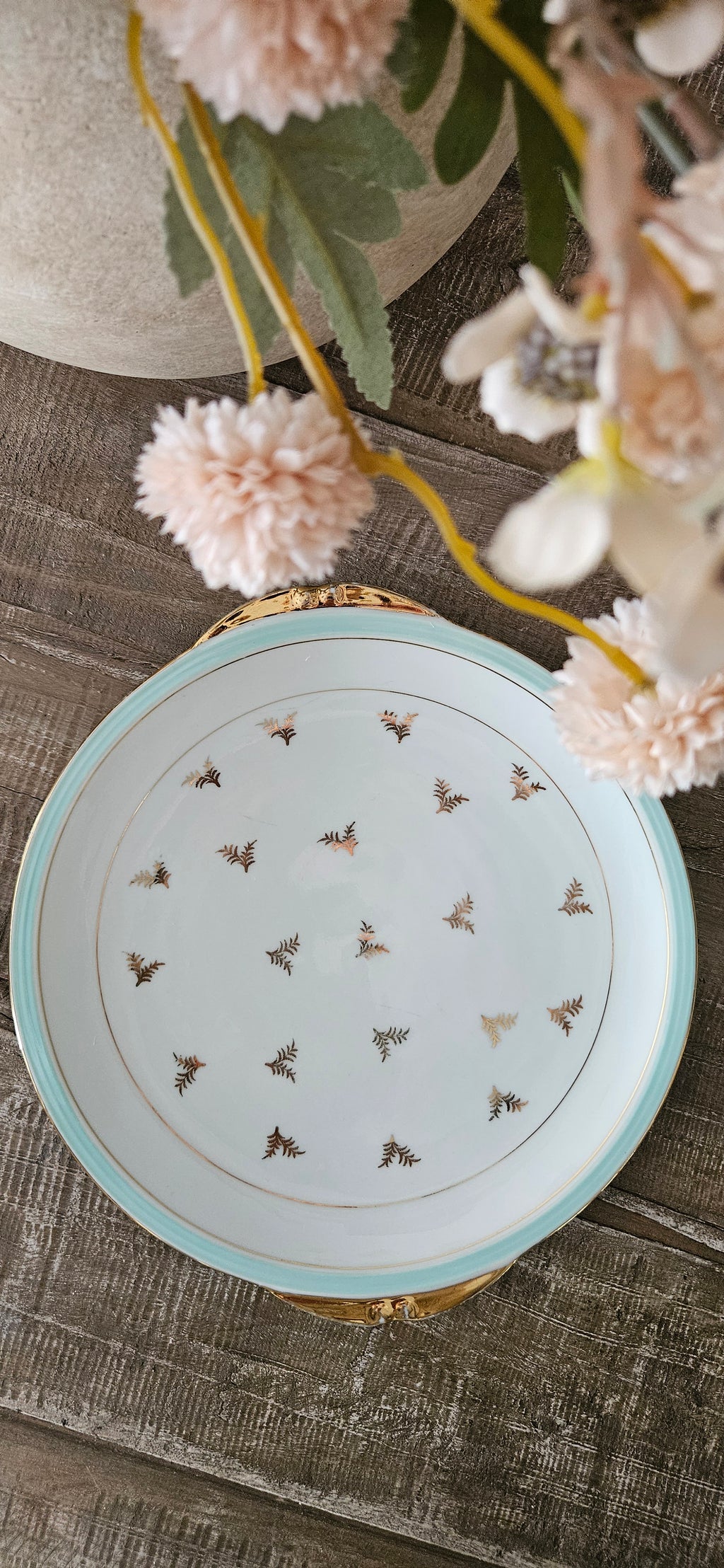 Plat de service en porcelaine de Limoges – décor doré et céladon