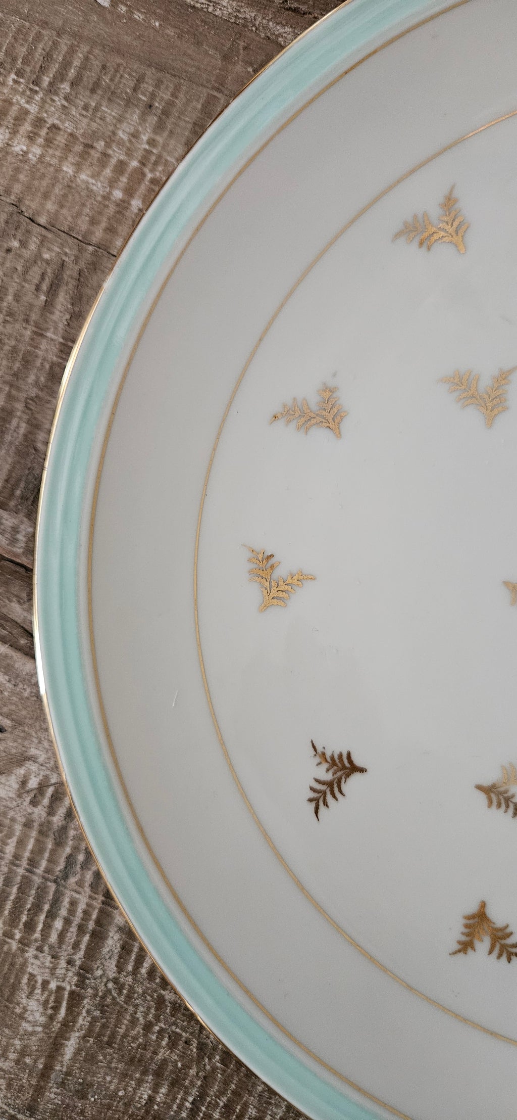 Plat de service en porcelaine de Limoges – décor doré et céladon