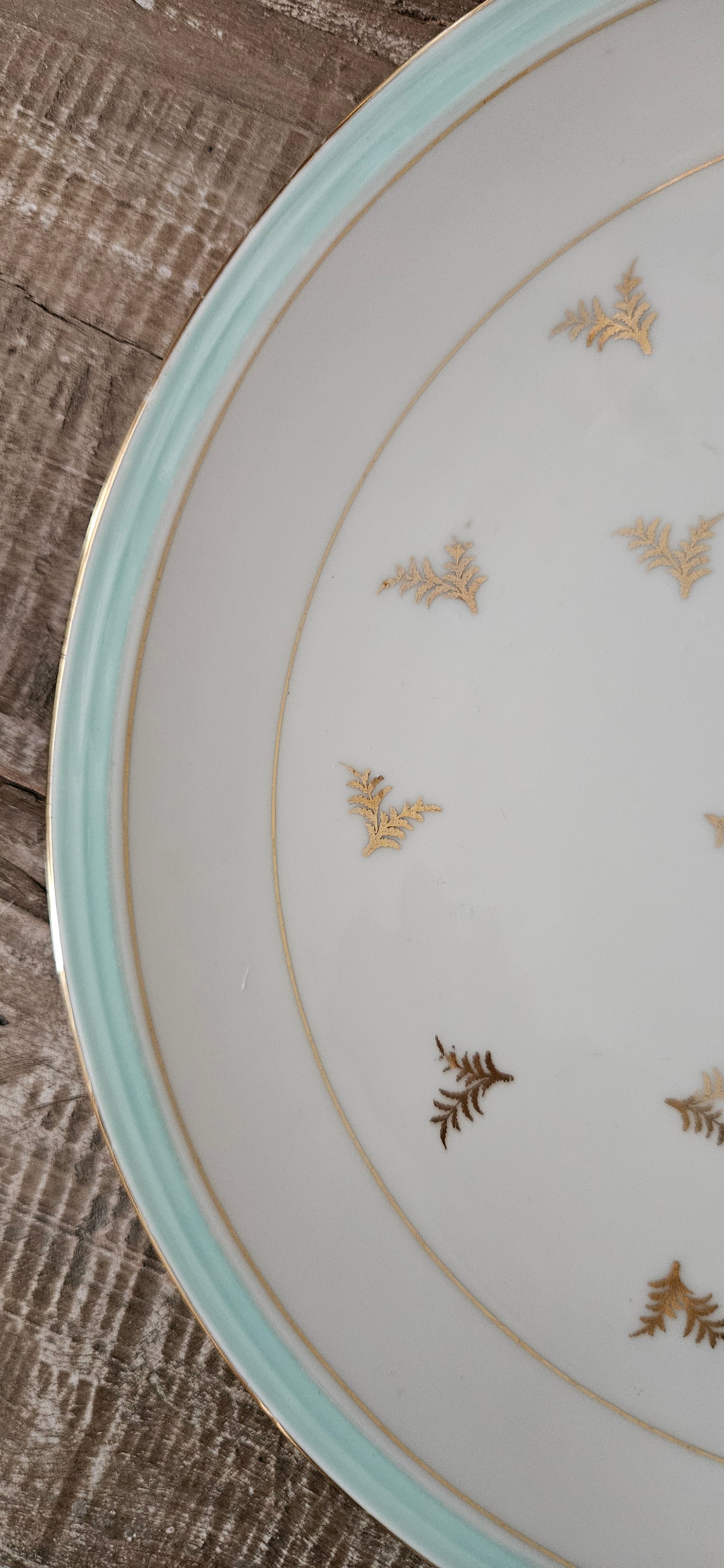 Plat de service en porcelaine de Limoges – décor doré et céladon