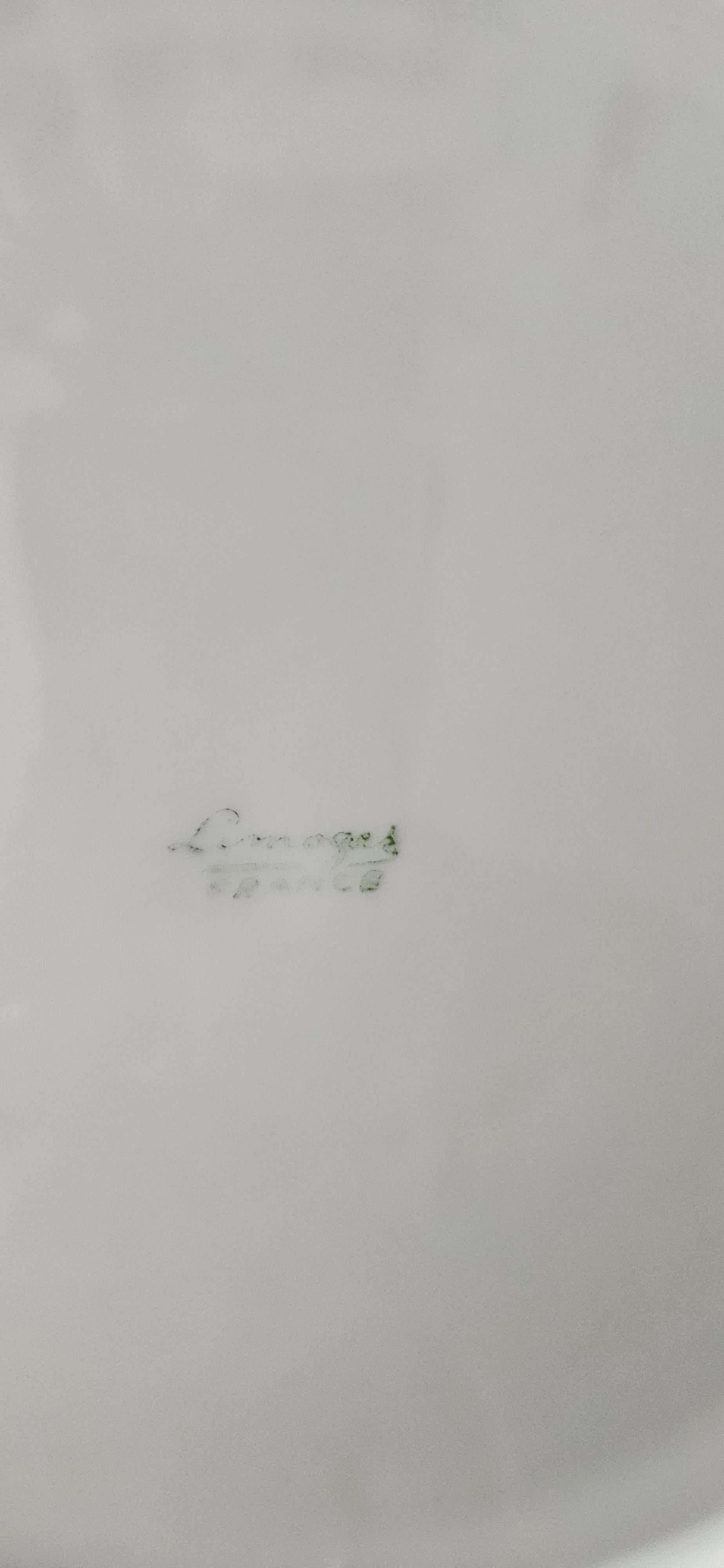 Plat de service en porcelaine de Limoges – décor doré et céladon