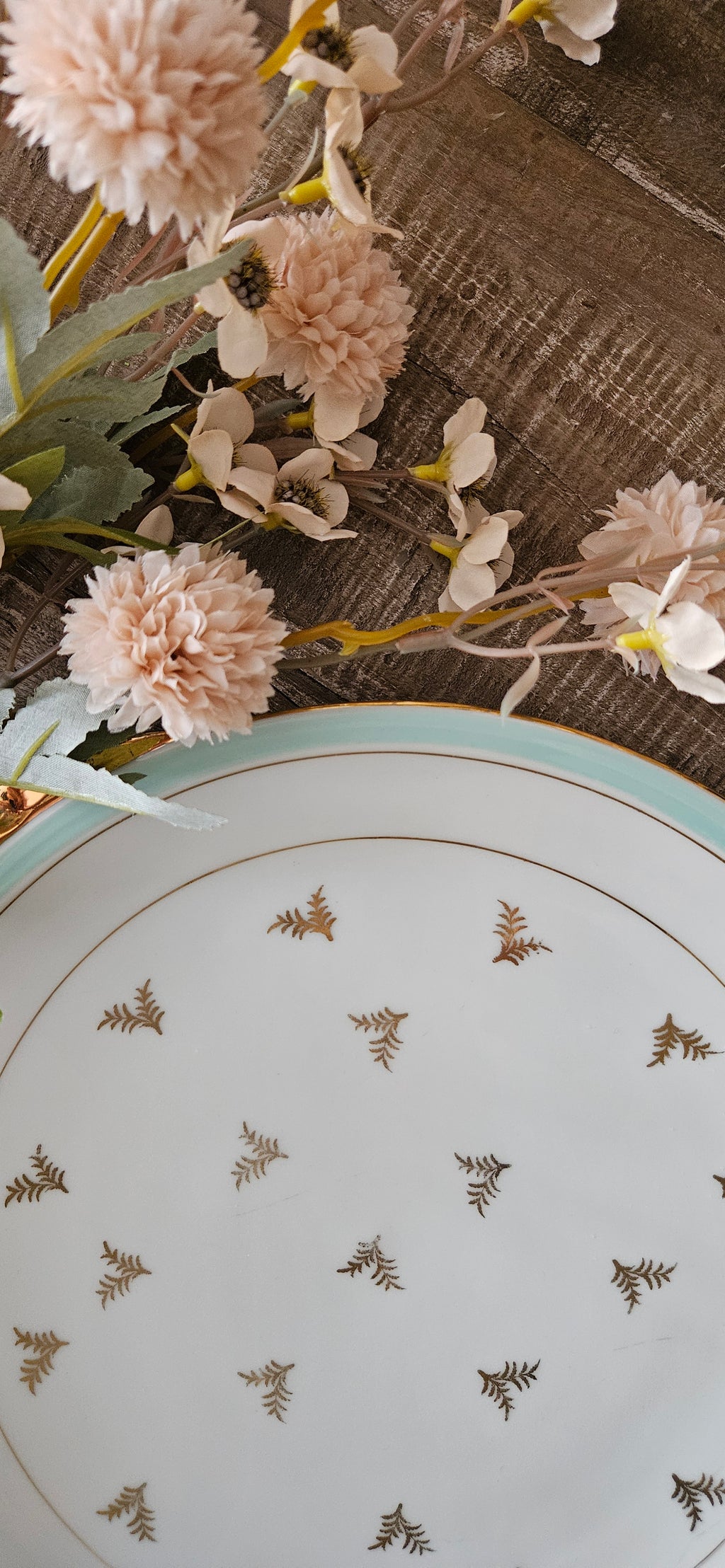 Plat de service en porcelaine de Limoges – décor doré et céladon