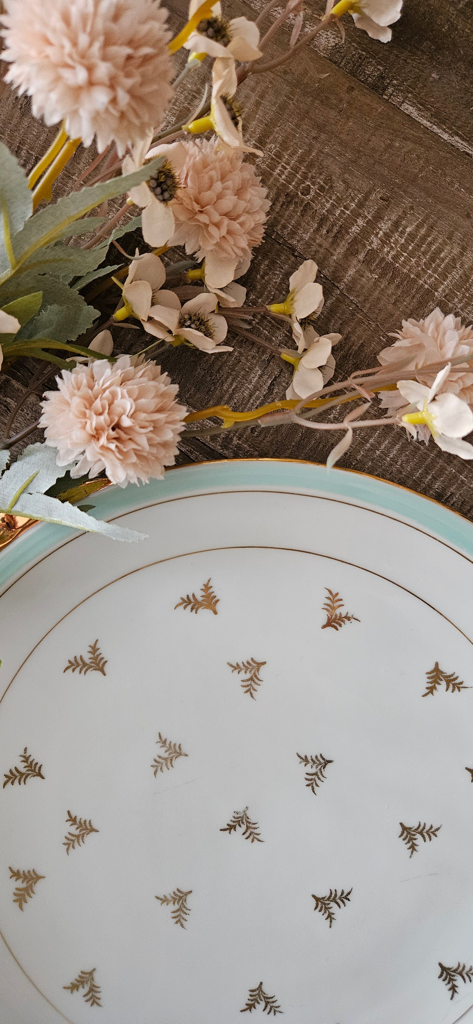 Plat de service en porcelaine de Limoges – décor doré et céladon