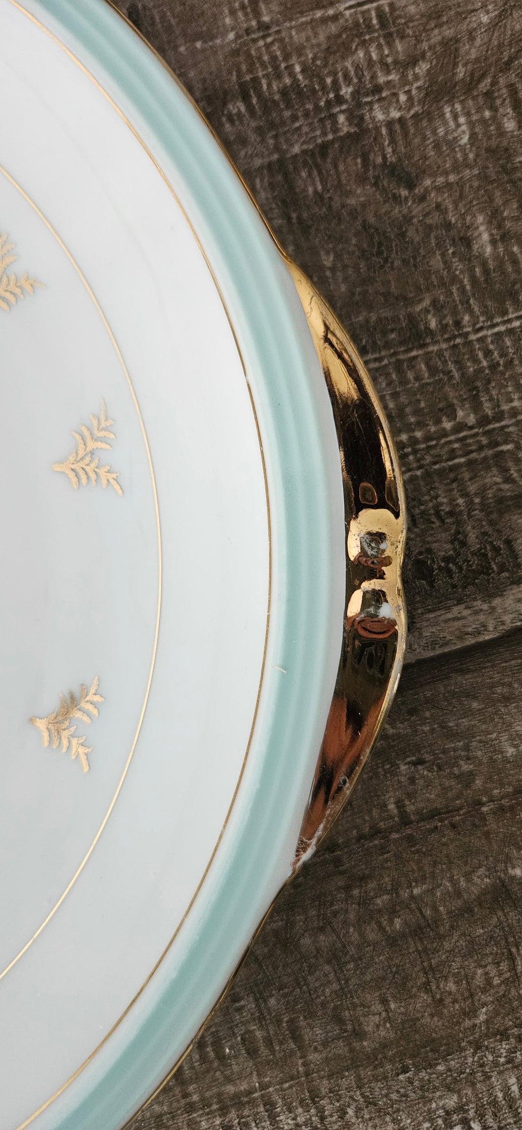 Plat de service en porcelaine de Limoges – décor doré et céladon
