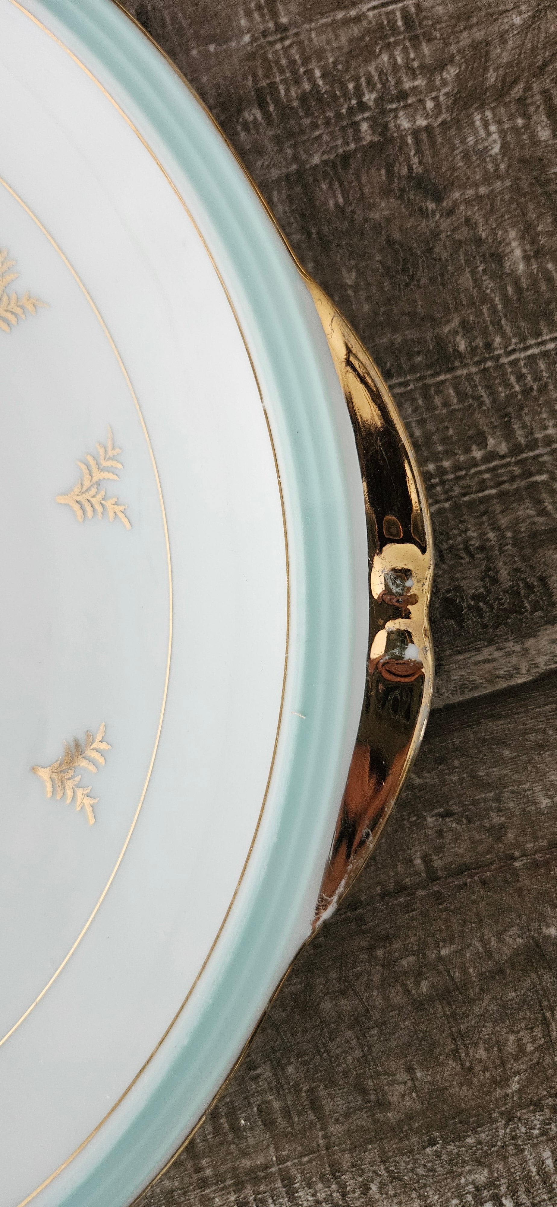 Plat de service en porcelaine de Limoges – décor doré et céladon