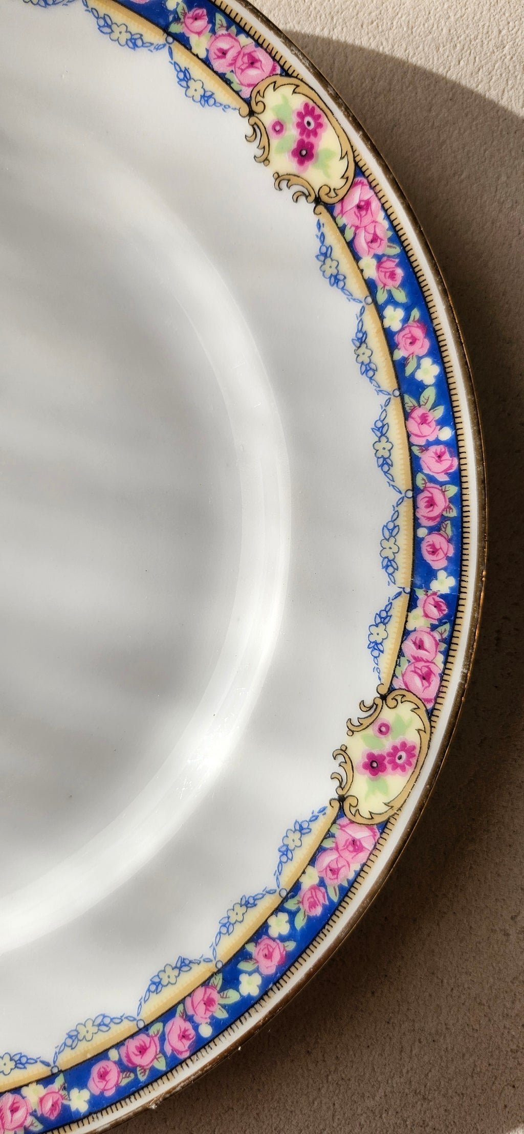 Lot 6 assiettes à dessert anciennes porcelaine Limoges Ahrenfeldt décor floral rose bleu doré
