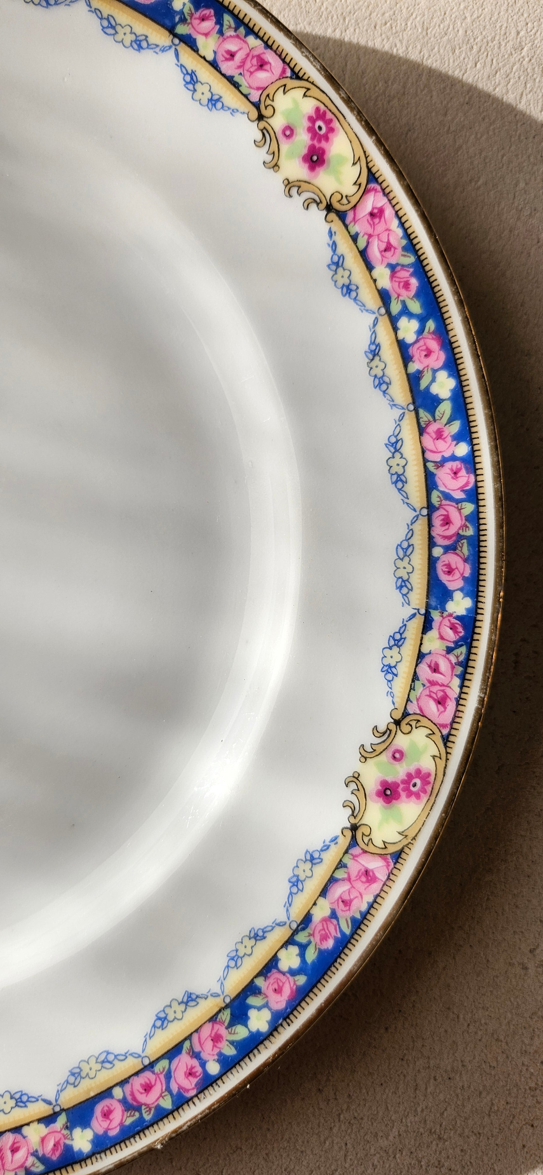 Lot 6 assiettes à dessert anciennes porcelaine Limoges Ahrenfeldt décor floral rose bleu doré