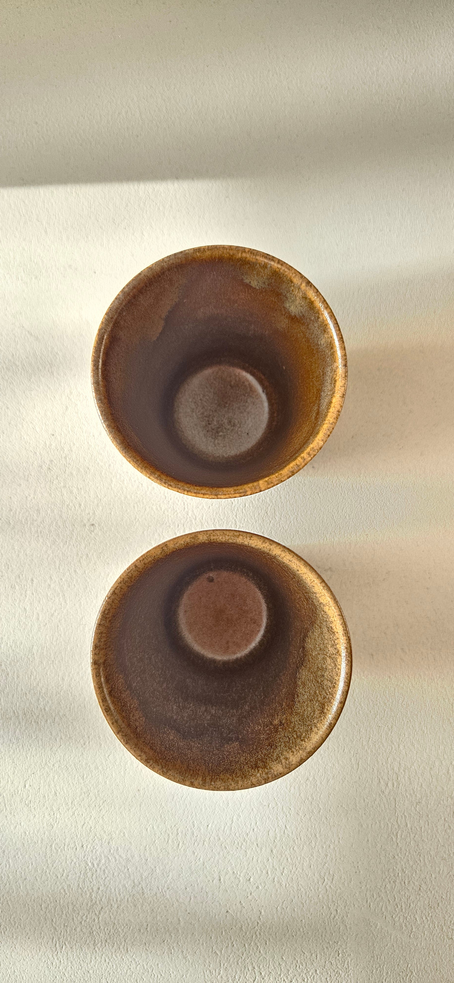 Lot de 2 gobelets vintage en grès brun – style artisanal années 70