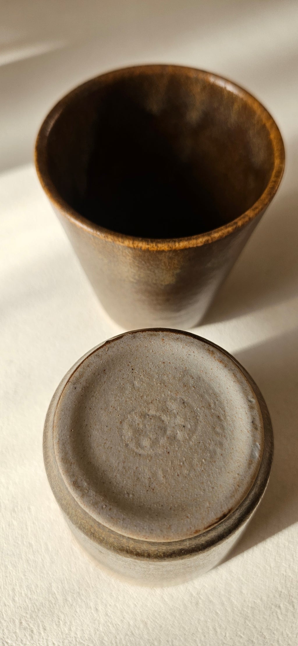 Lot de 2 gobelets vintage en grès brun – style artisanal années 70