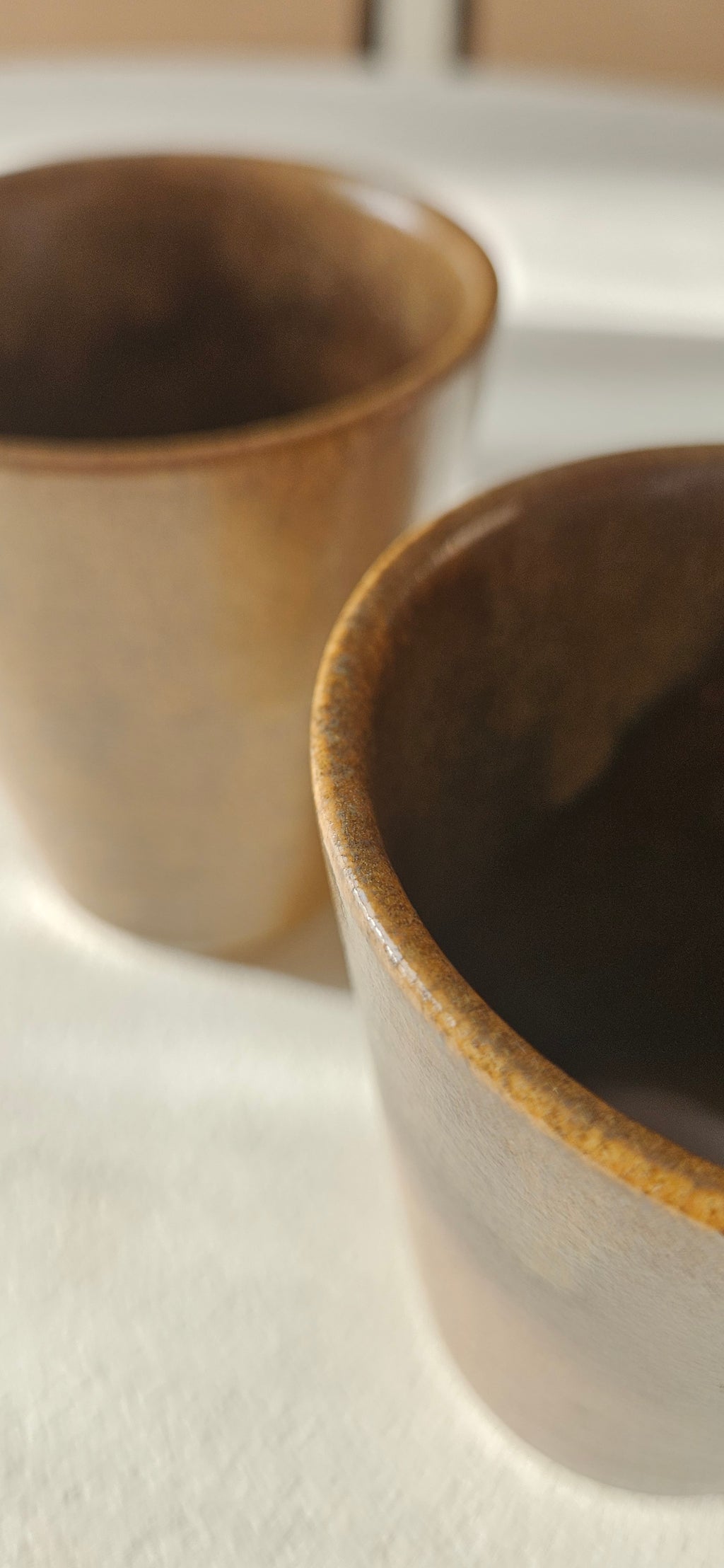 Lot de 2 gobelets vintage en grès brun – style artisanal années 70