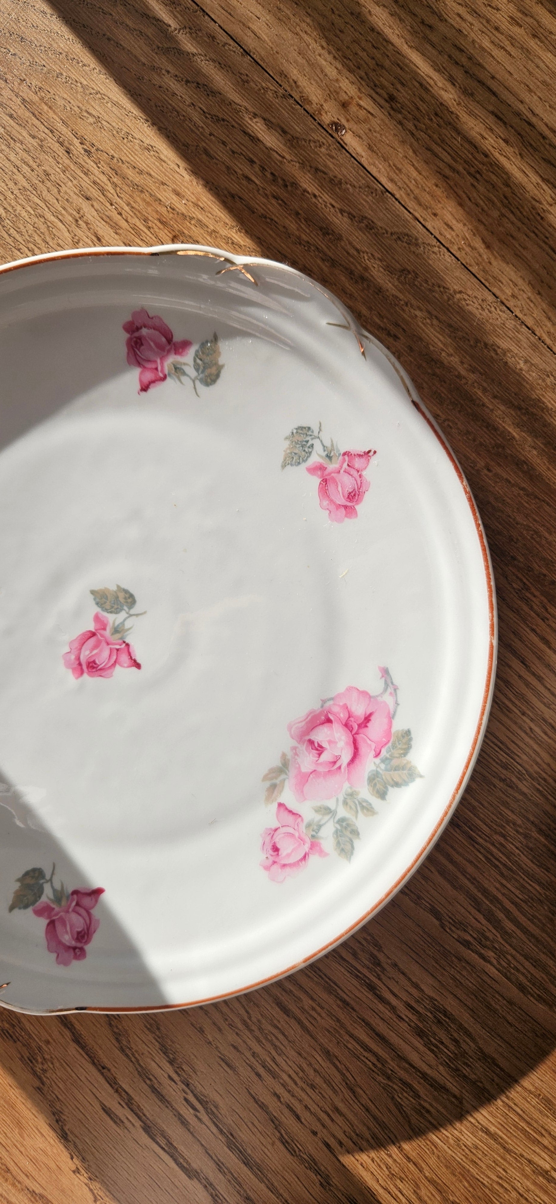 Plat ancien en porcelaine décor roses – style campagne chic