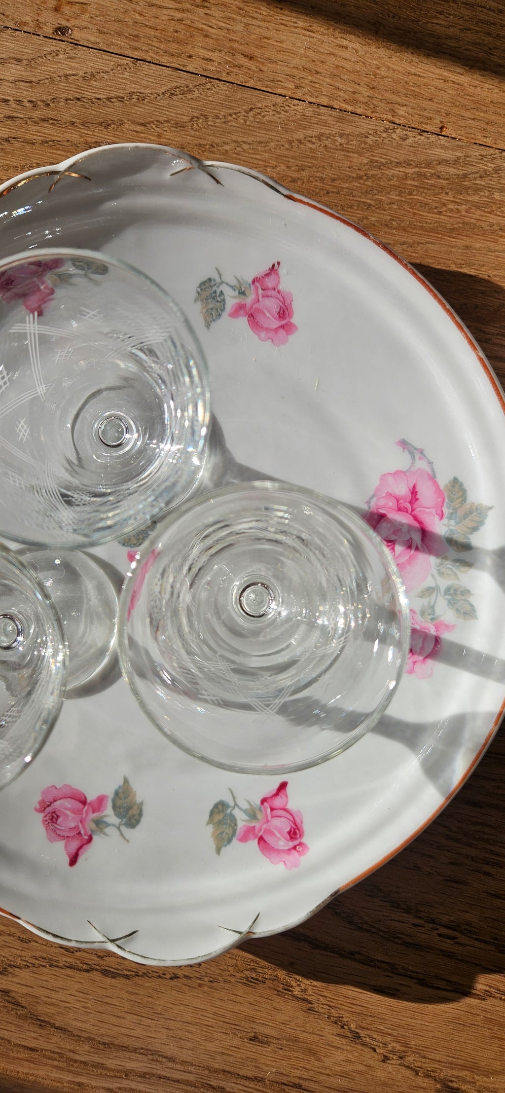 Plat ancien en porcelaine décor roses – style campagne chic