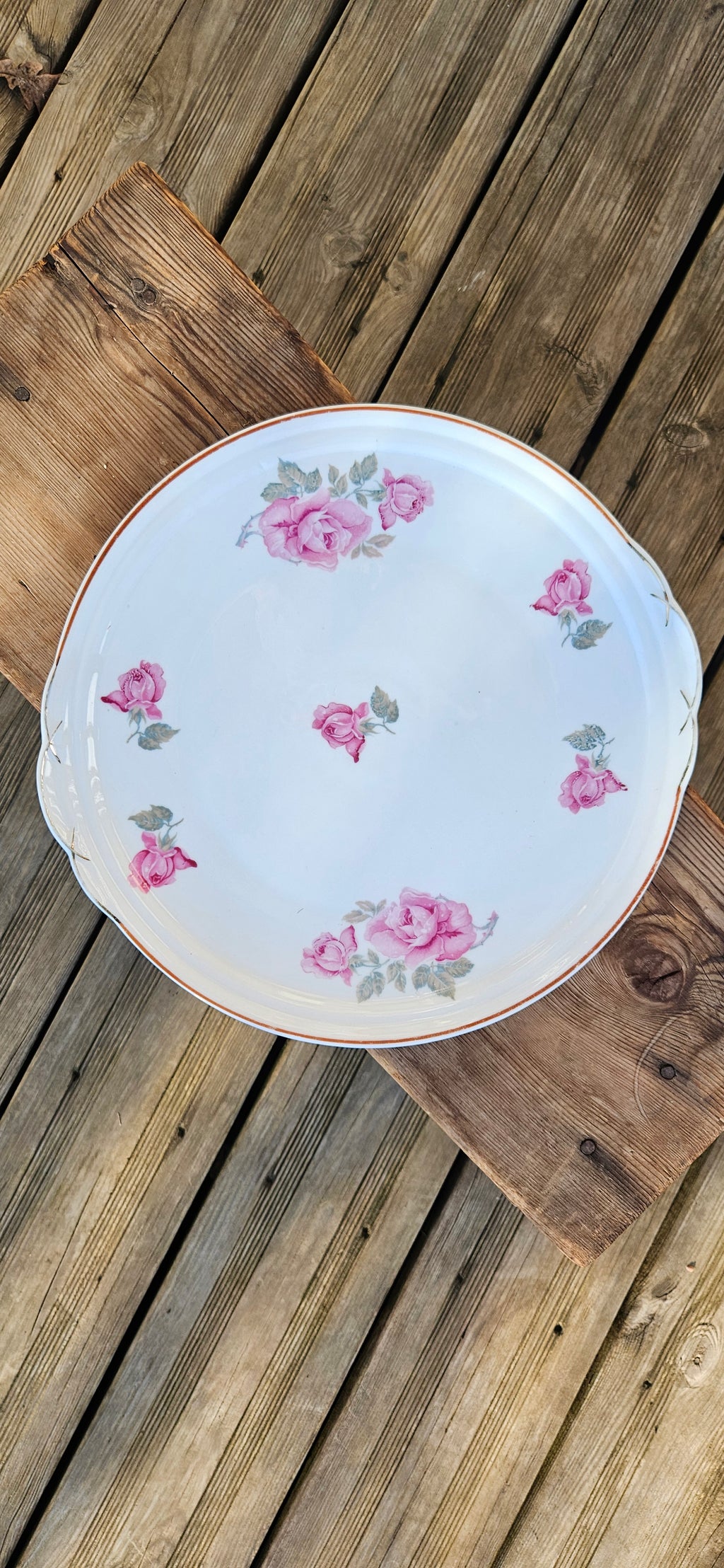 Plat ancien en porcelaine décor roses – style campagne chic
