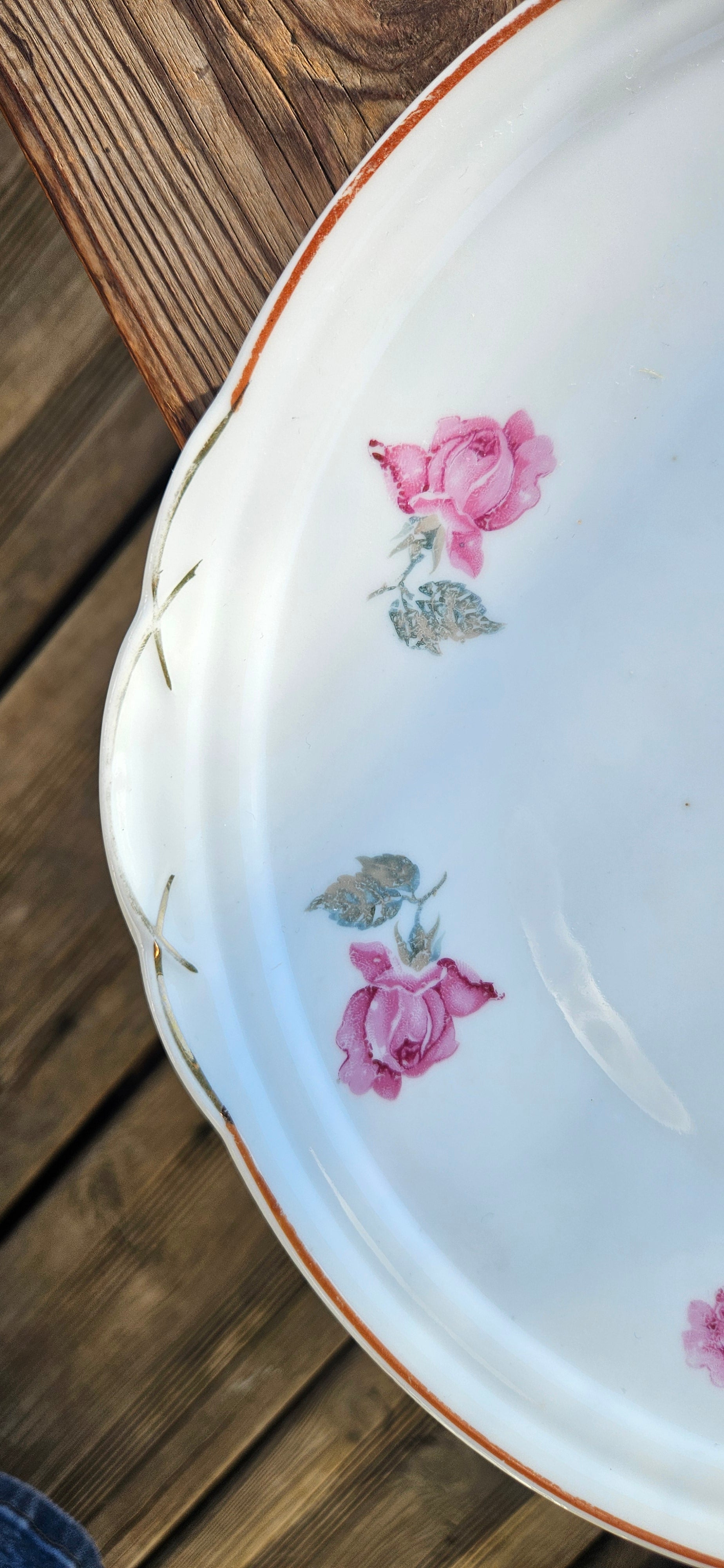 Plat ancien en porcelaine décor roses – style campagne chic