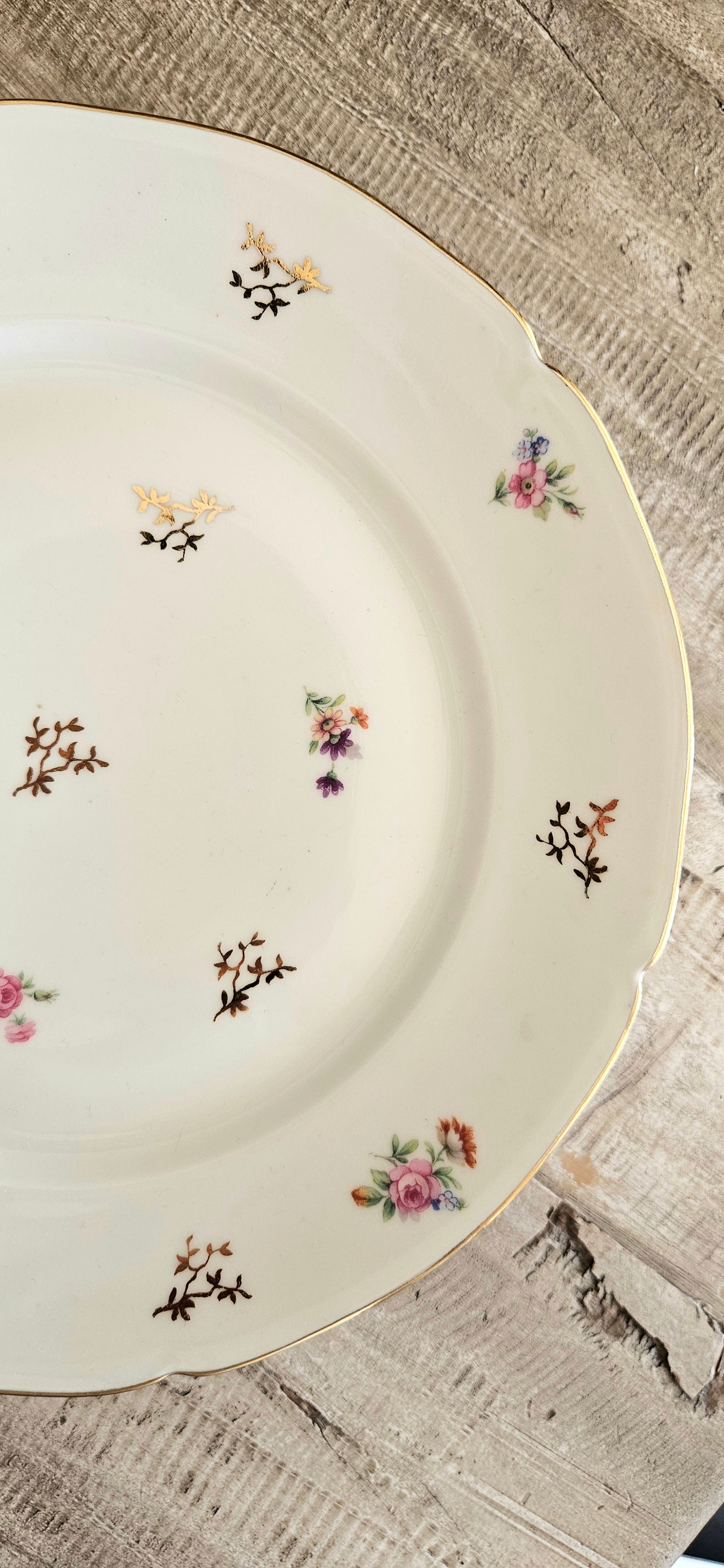 Lot de 8 assiettes anciennes en porcelaine française