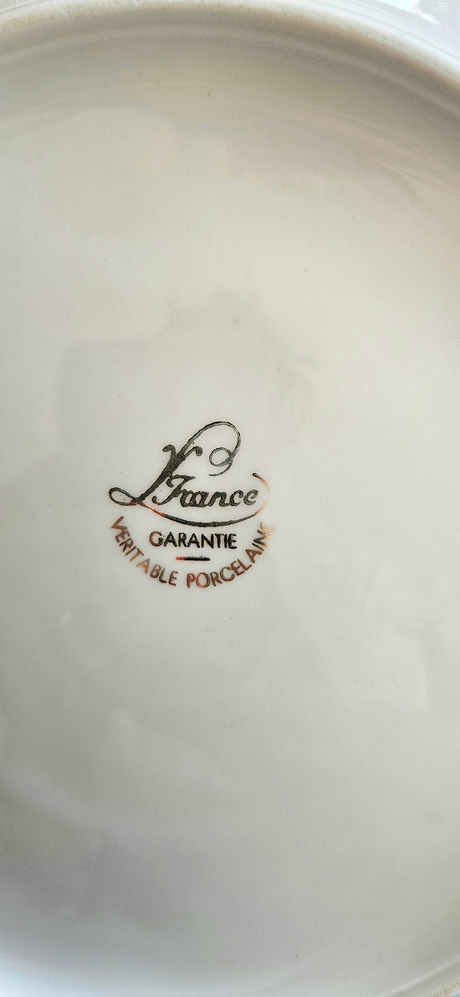 Lot de 8 assiettes anciennes en porcelaine française