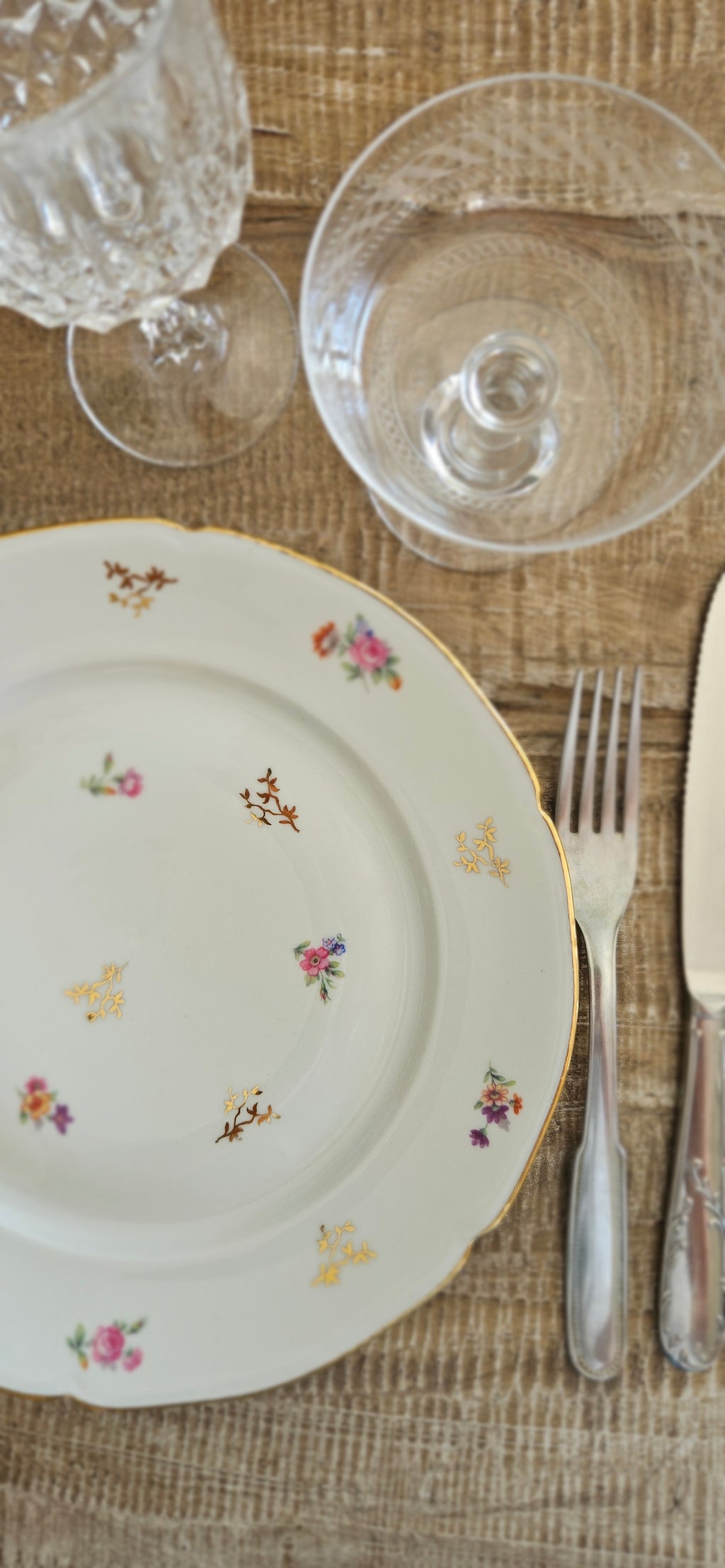 Lot de 8 assiettes anciennes en porcelaine française