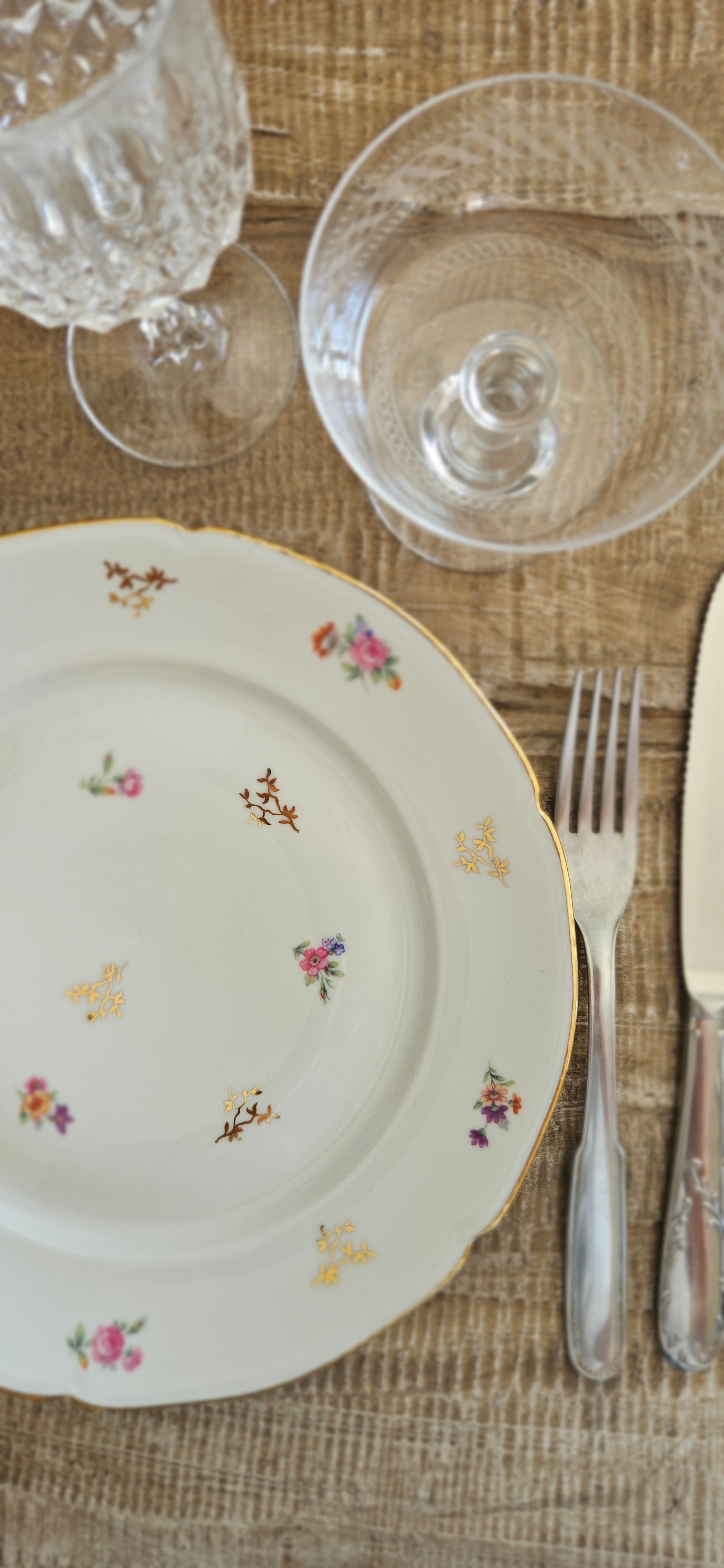 Lot de 8 assiettes anciennes en porcelaine française