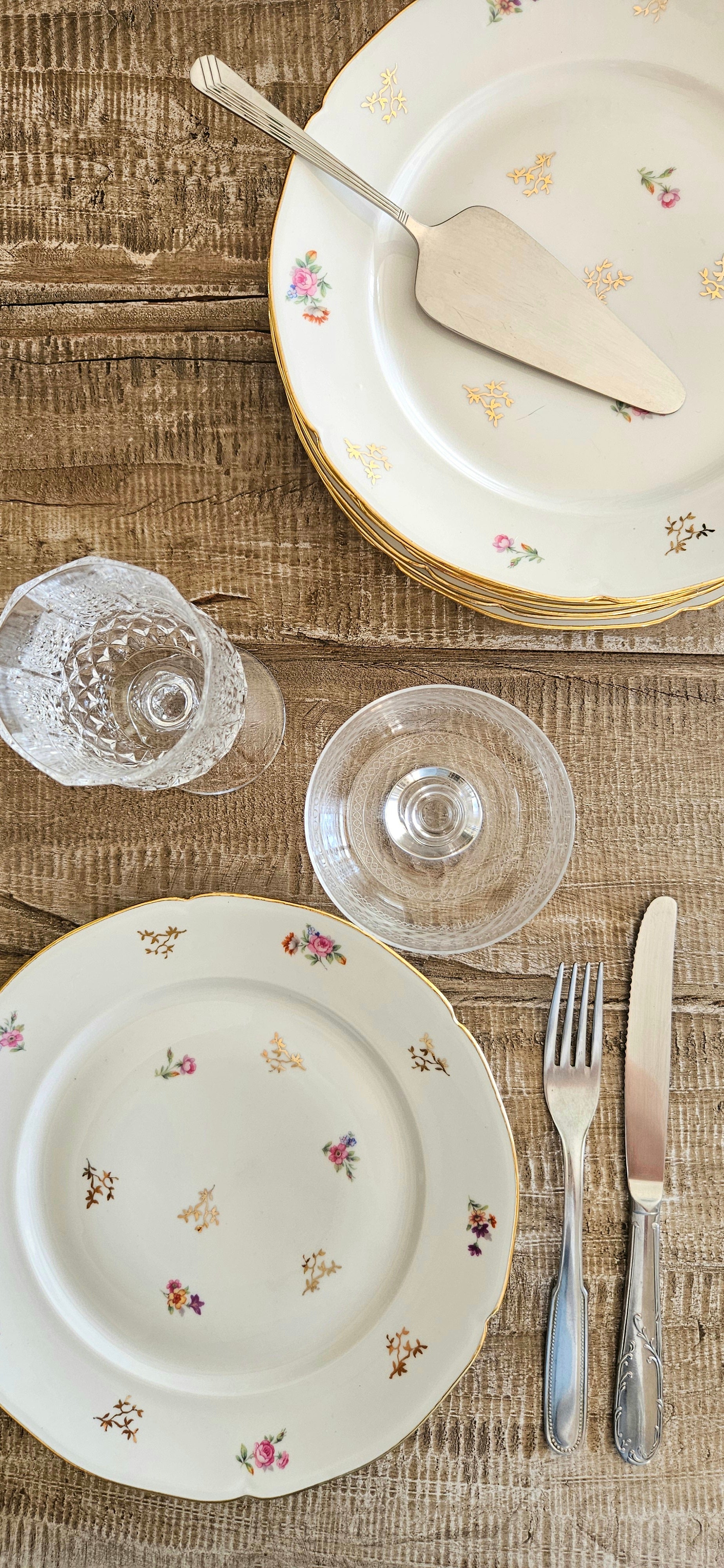Lot de 8 assiettes anciennes en porcelaine française