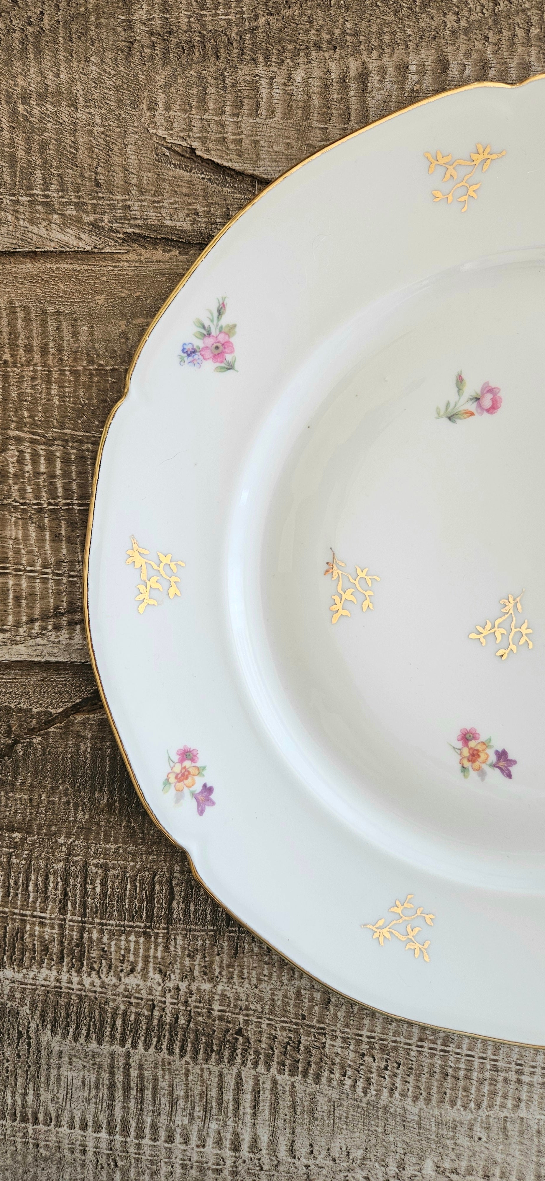 Lot de 8 assiettes anciennes en porcelaine française