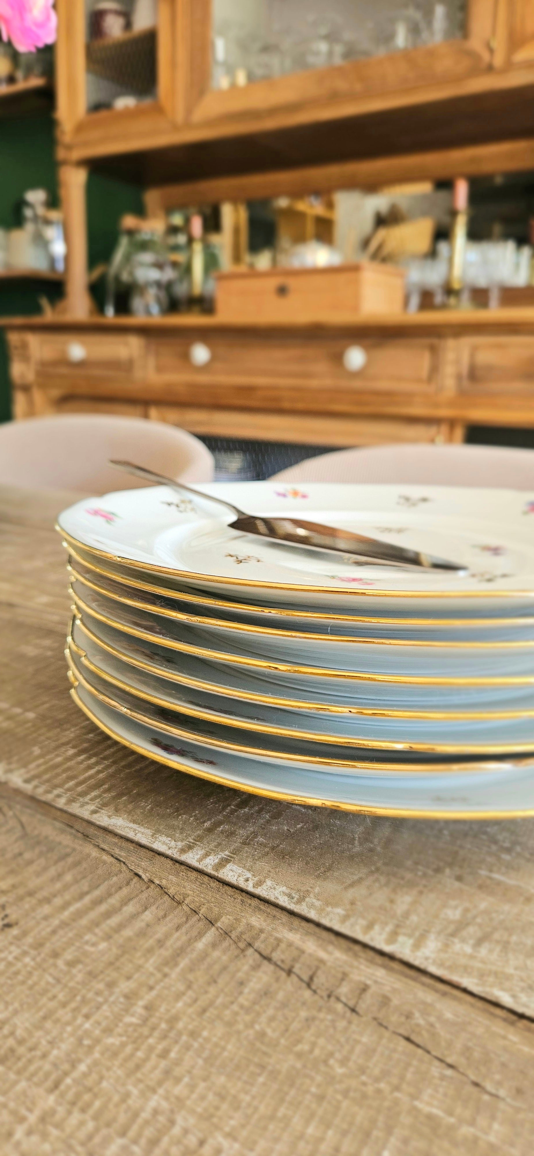 Lot de 8 assiettes anciennes en porcelaine française