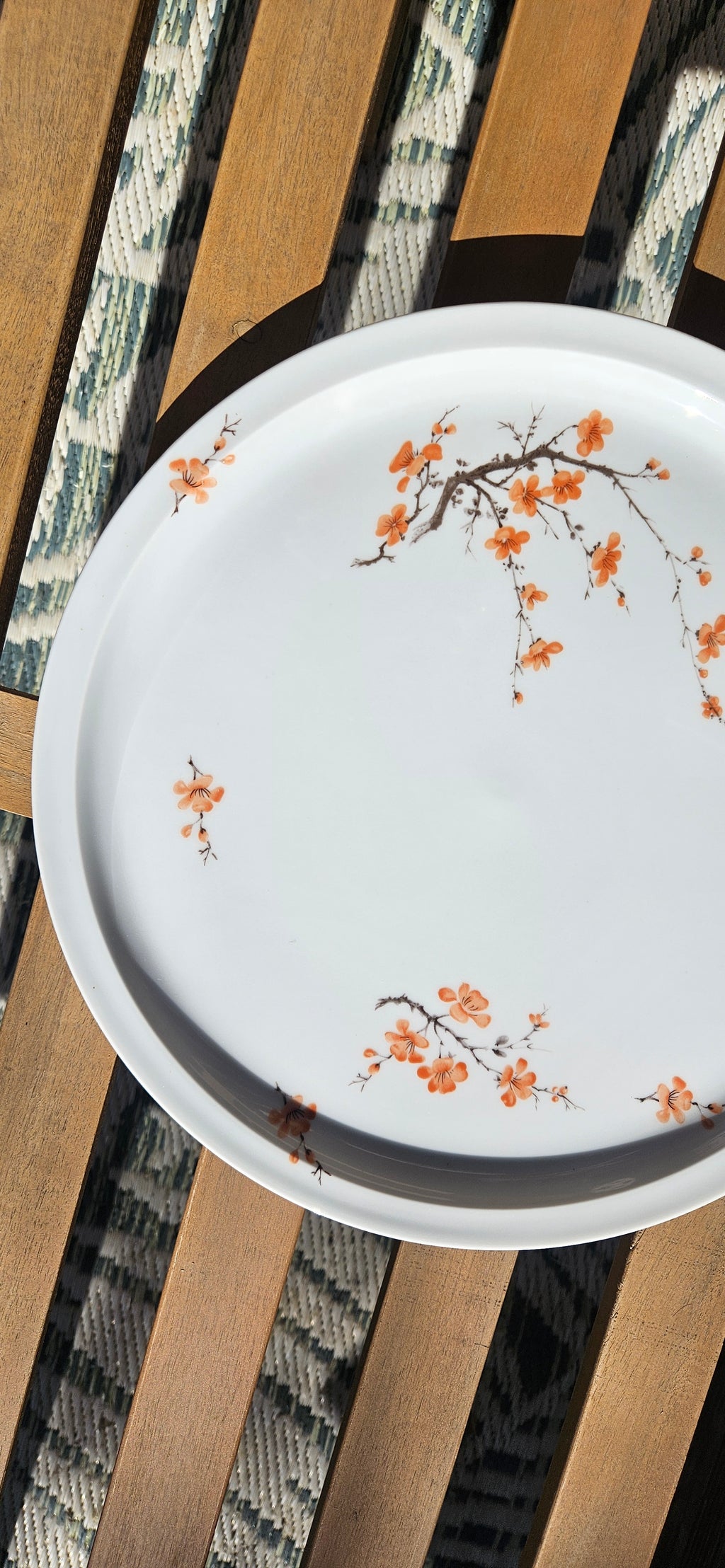Grand plat de service en porcelaine de Limoges signé P. Pastaud