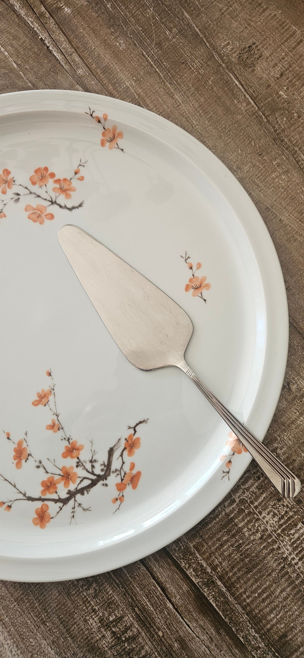 Grand plat de service en porcelaine de Limoges signé P. Pastaud