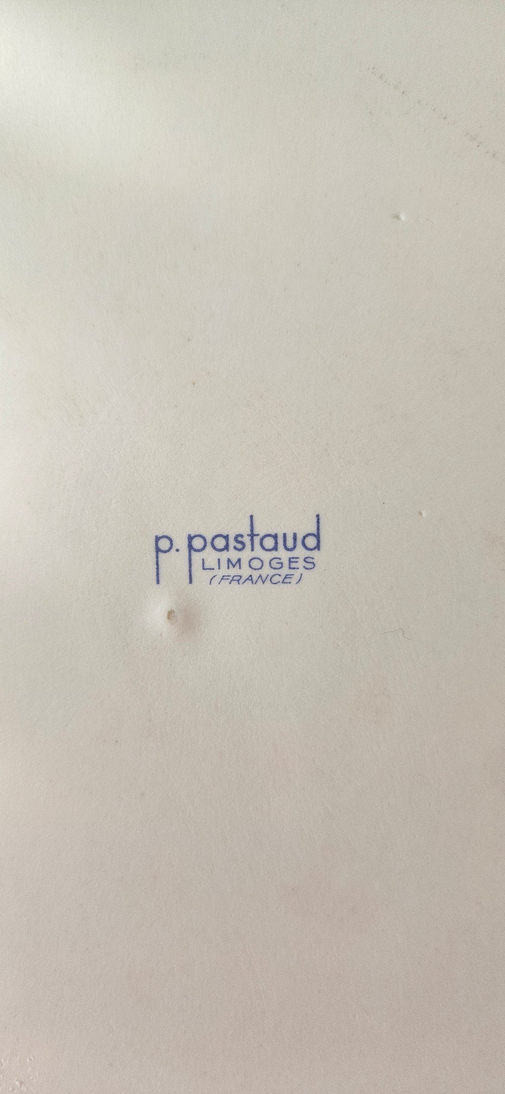 Grand plat de service en porcelaine de Limoges signé P. Pastaud