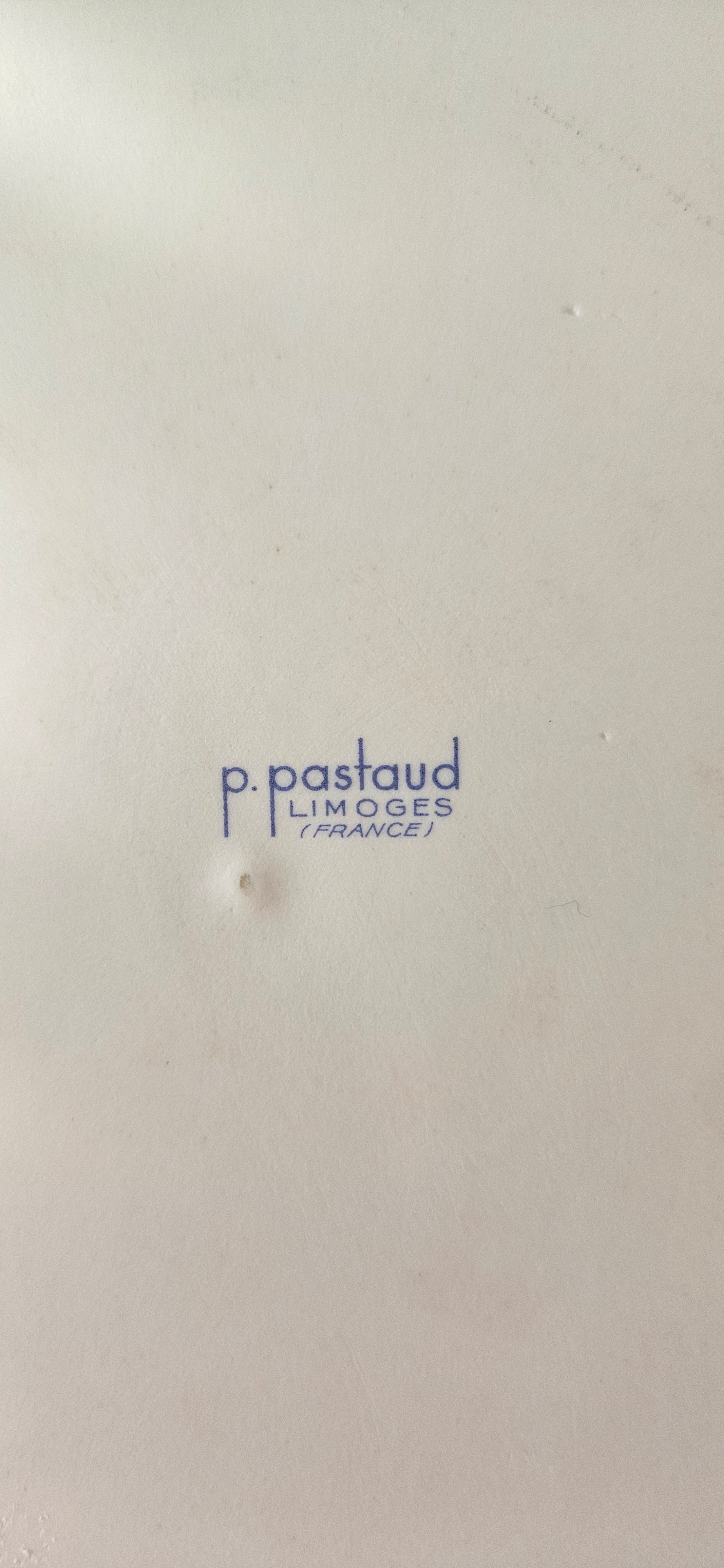 Grand plat de service en porcelaine de Limoges signé P. Pastaud