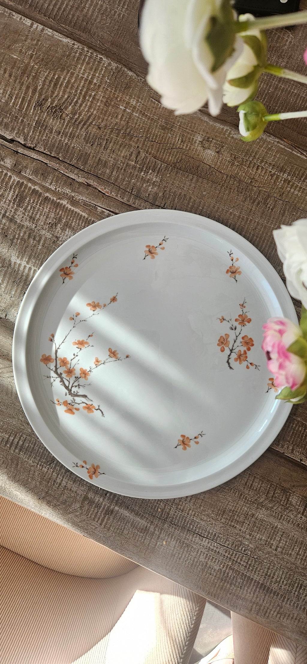 Grand plat de service en porcelaine de Limoges signé P. Pastaud