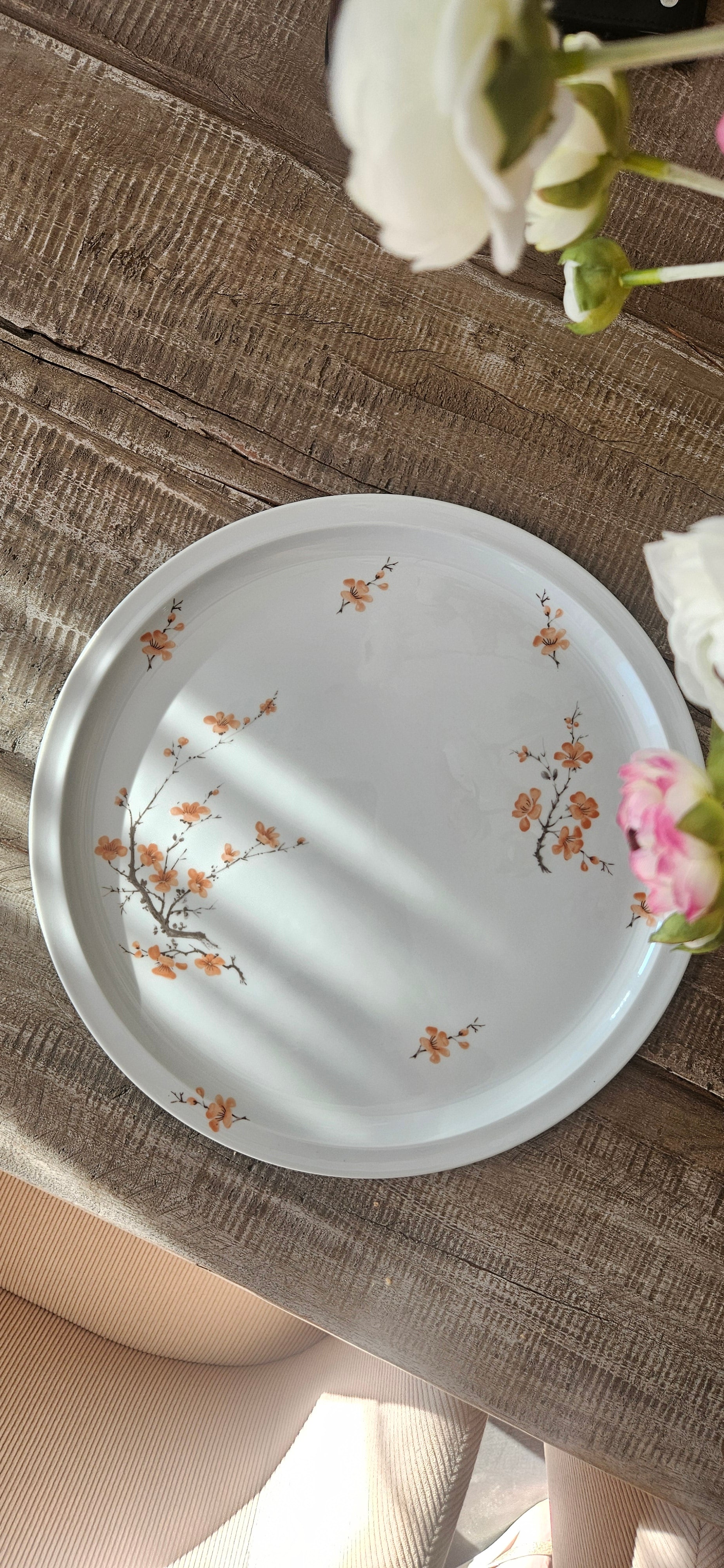 Grand plat de service en porcelaine de Limoges signé P. Pastaud