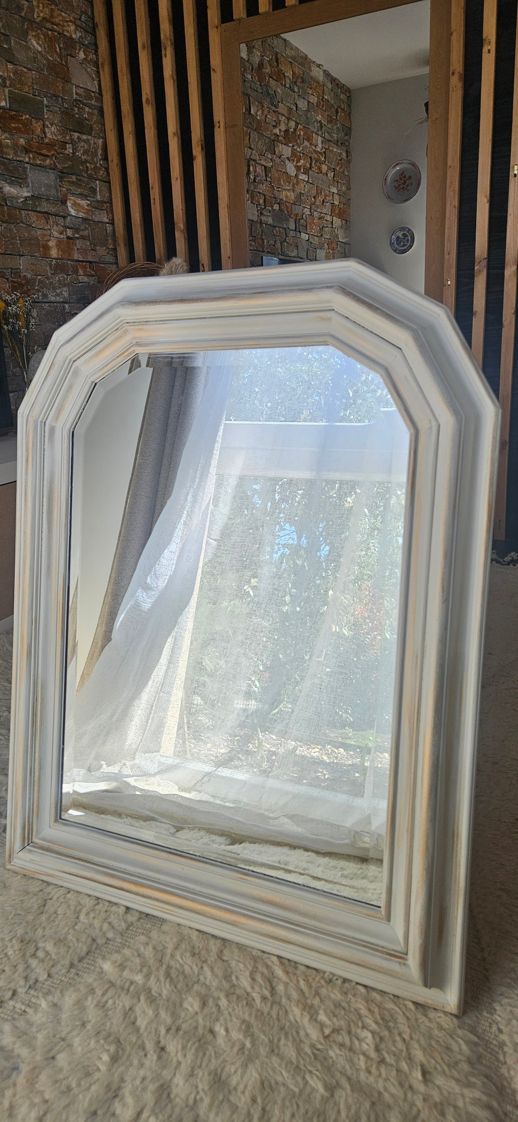 Ancien miroir arche biseauté patiné blanc – 88 x 69 cm