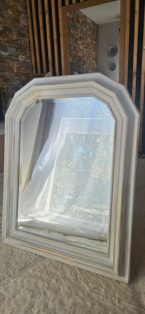 Ancien miroir arche biseauté patiné blanc – 88 x 69 cm