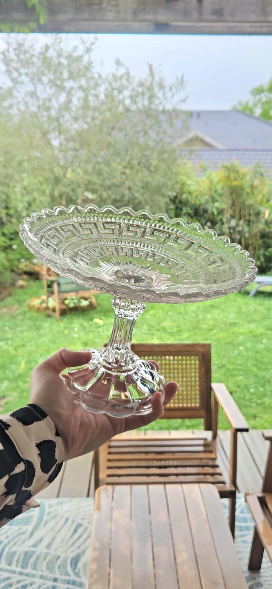 Compotier ancien en verre pressé – coupe sur pied décor frise grecque