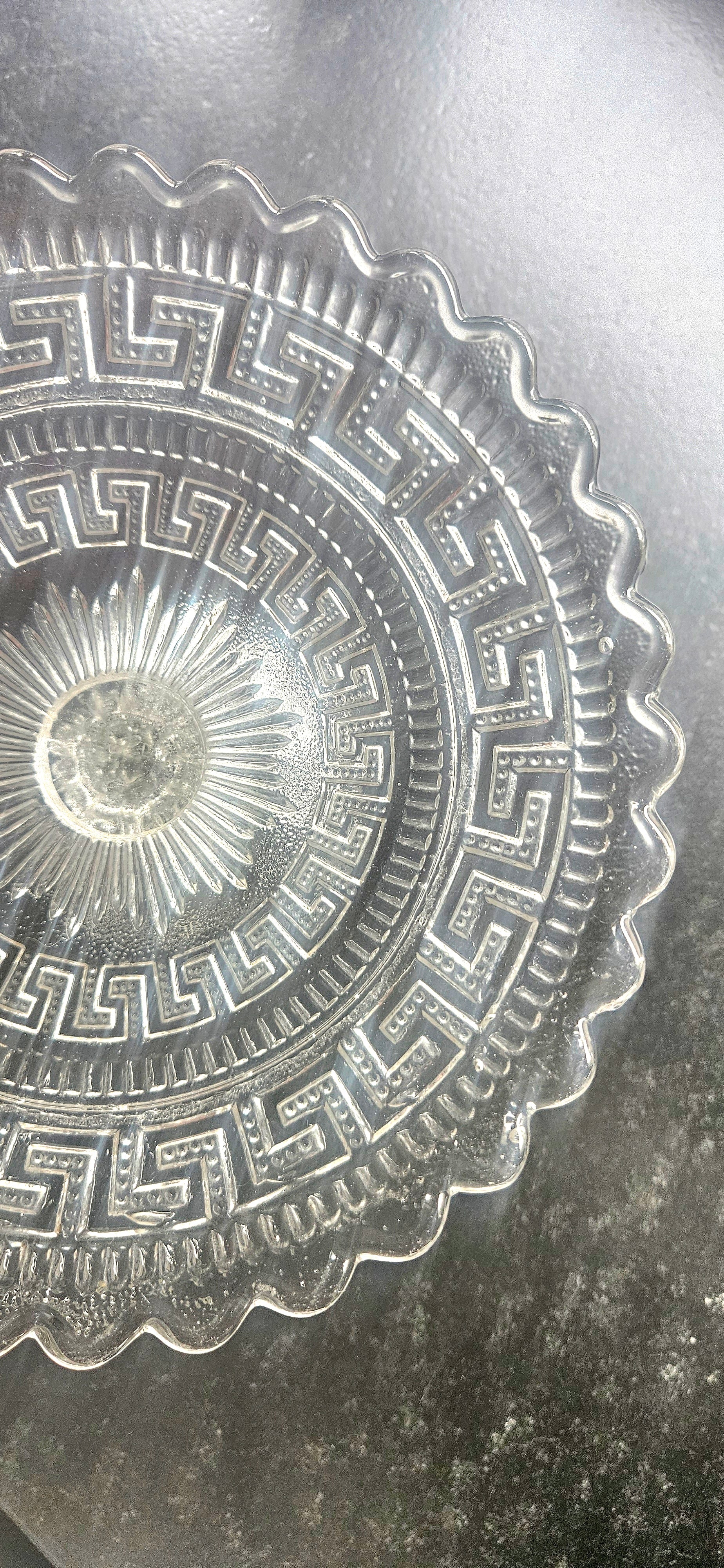 Compotier ancien en verre pressé – coupe sur pied décor frise grecque