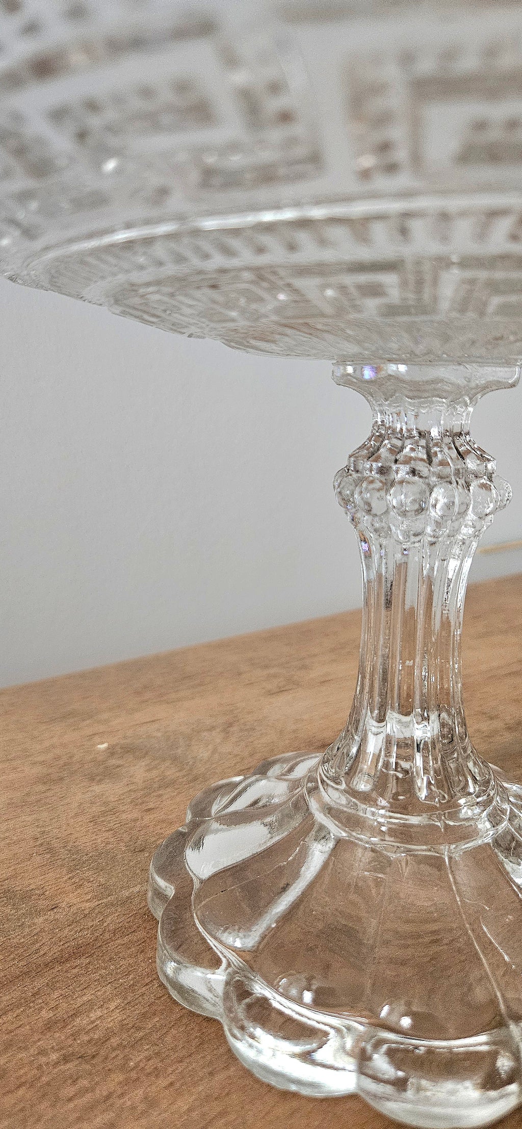 Compotier ancien en verre pressé – coupe sur pied décor frise grecque