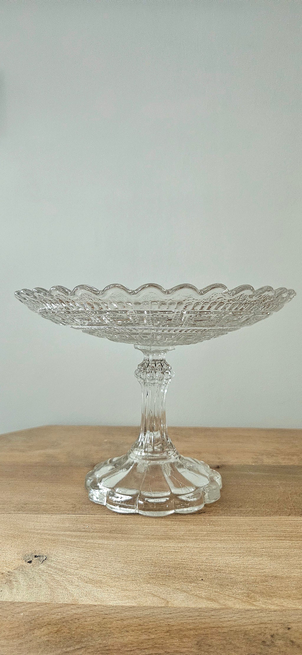 Compotier ancien en verre pressé – coupe sur pied décor frise grecque
