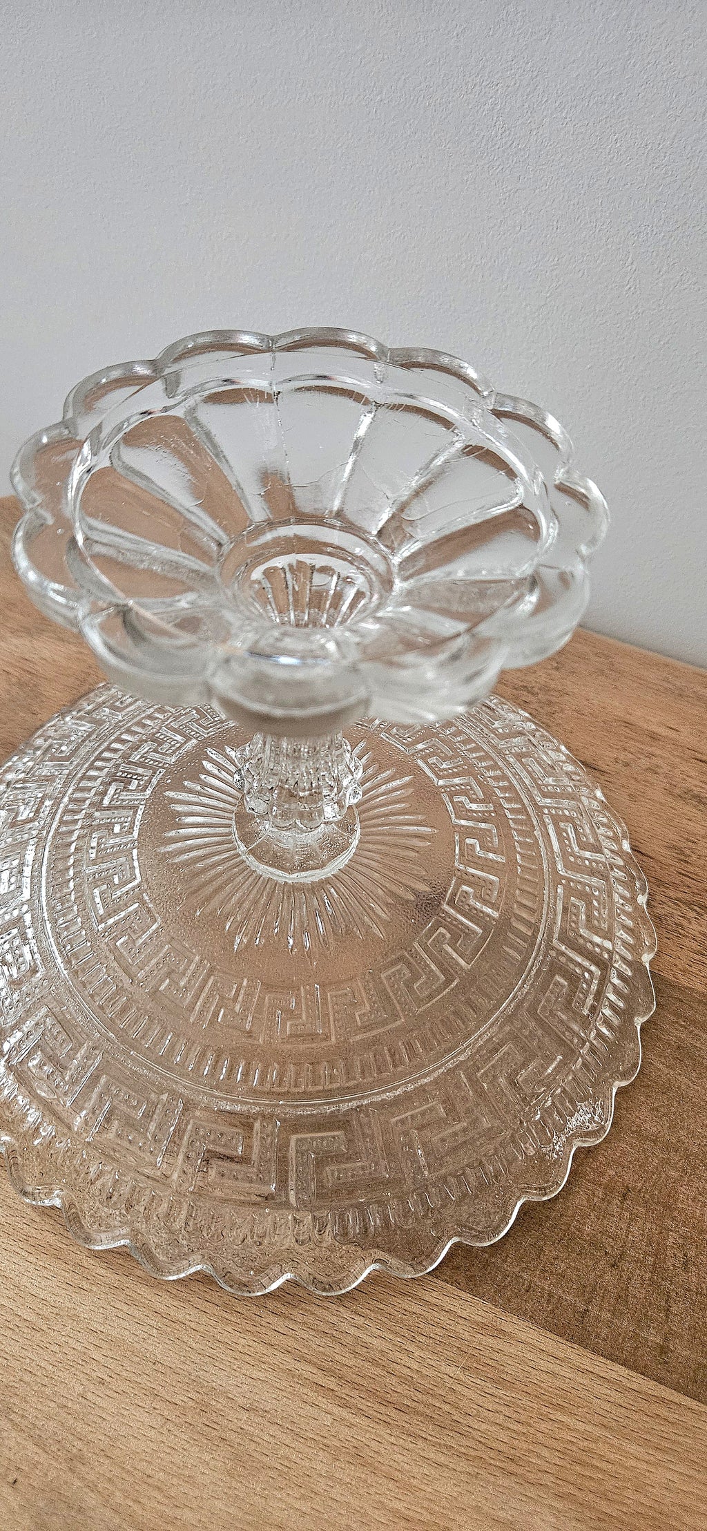Compotier ancien en verre pressé – coupe sur pied décor frise grecque