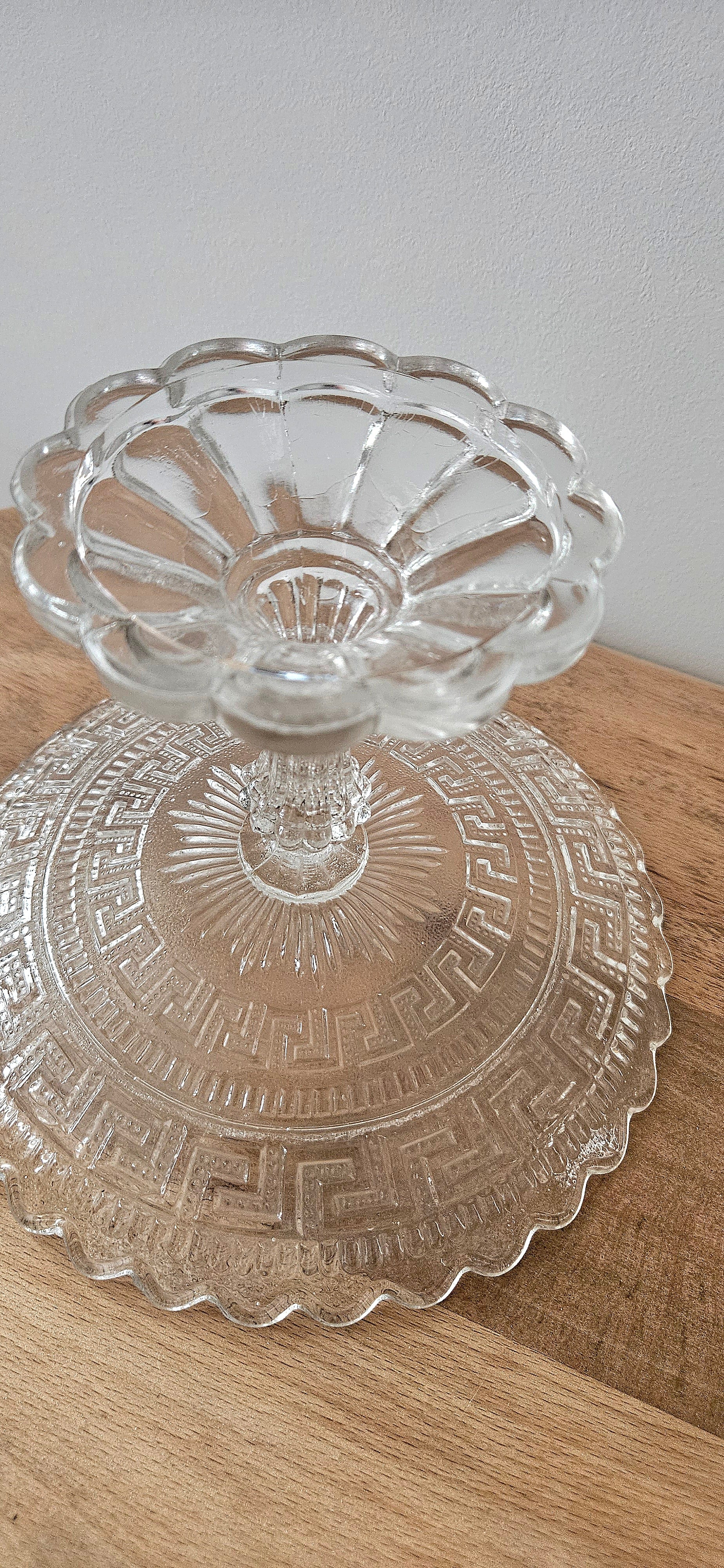Compotier ancien en verre pressé – coupe sur pied décor frise grecque