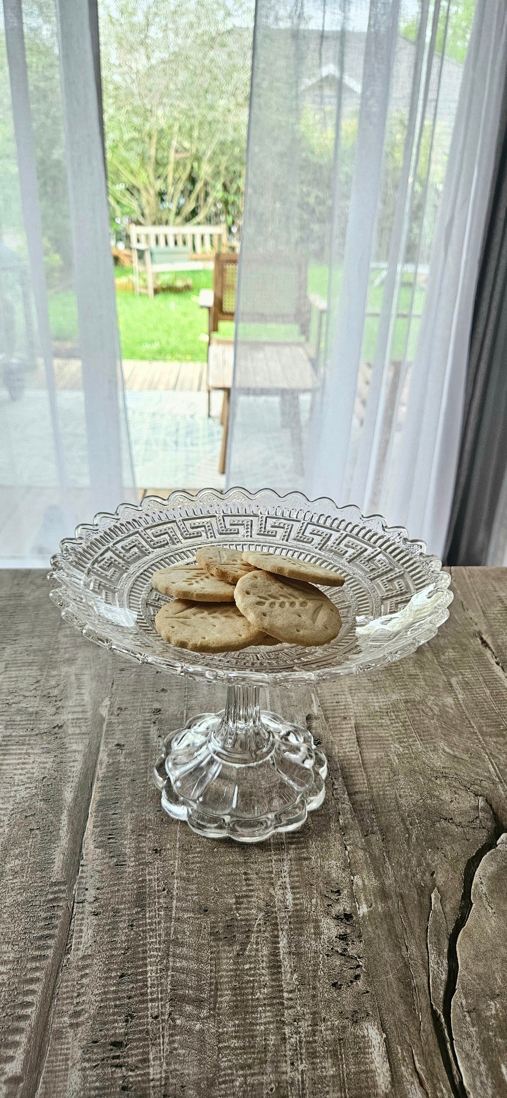Compotier ancien en verre pressé – coupe sur pied décor frise grecque