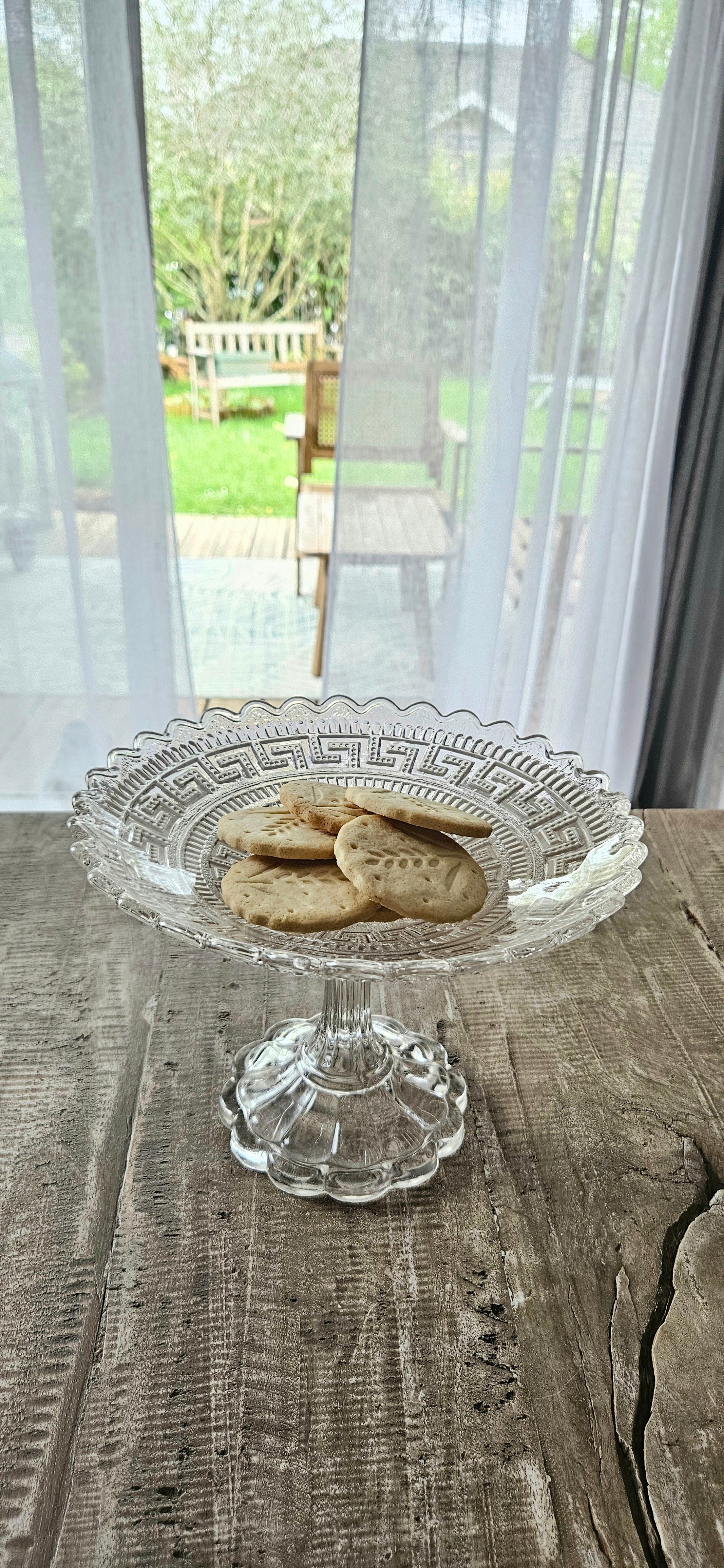 Compotier ancien en verre pressé – coupe sur pied décor frise grecque