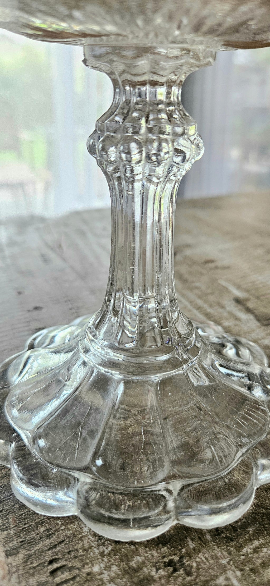 Compotier ancien en verre pressé – coupe sur pied décor frise grecque