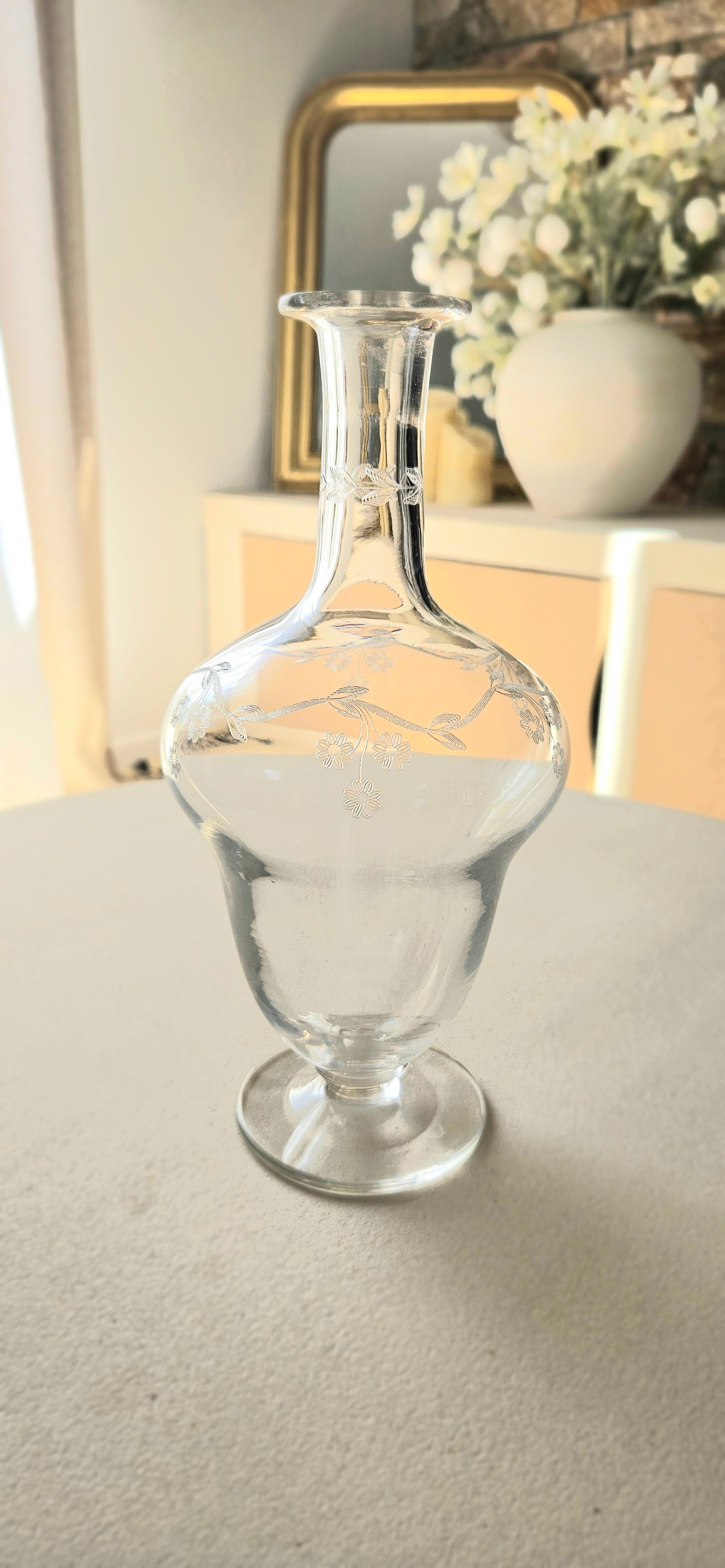 Carafe vintage verre gravé fleurs – élégante