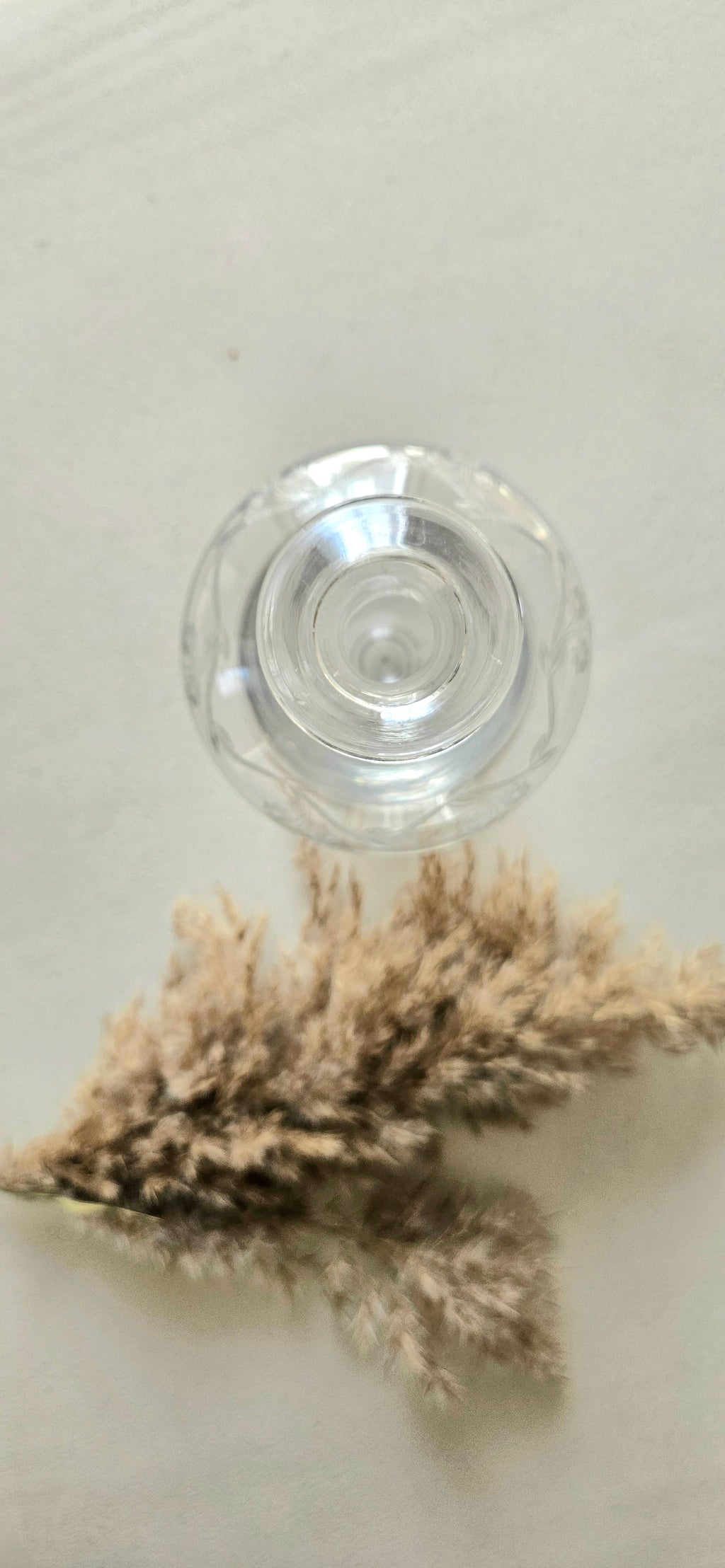 Carafe vintage verre gravé fleurs – élégante