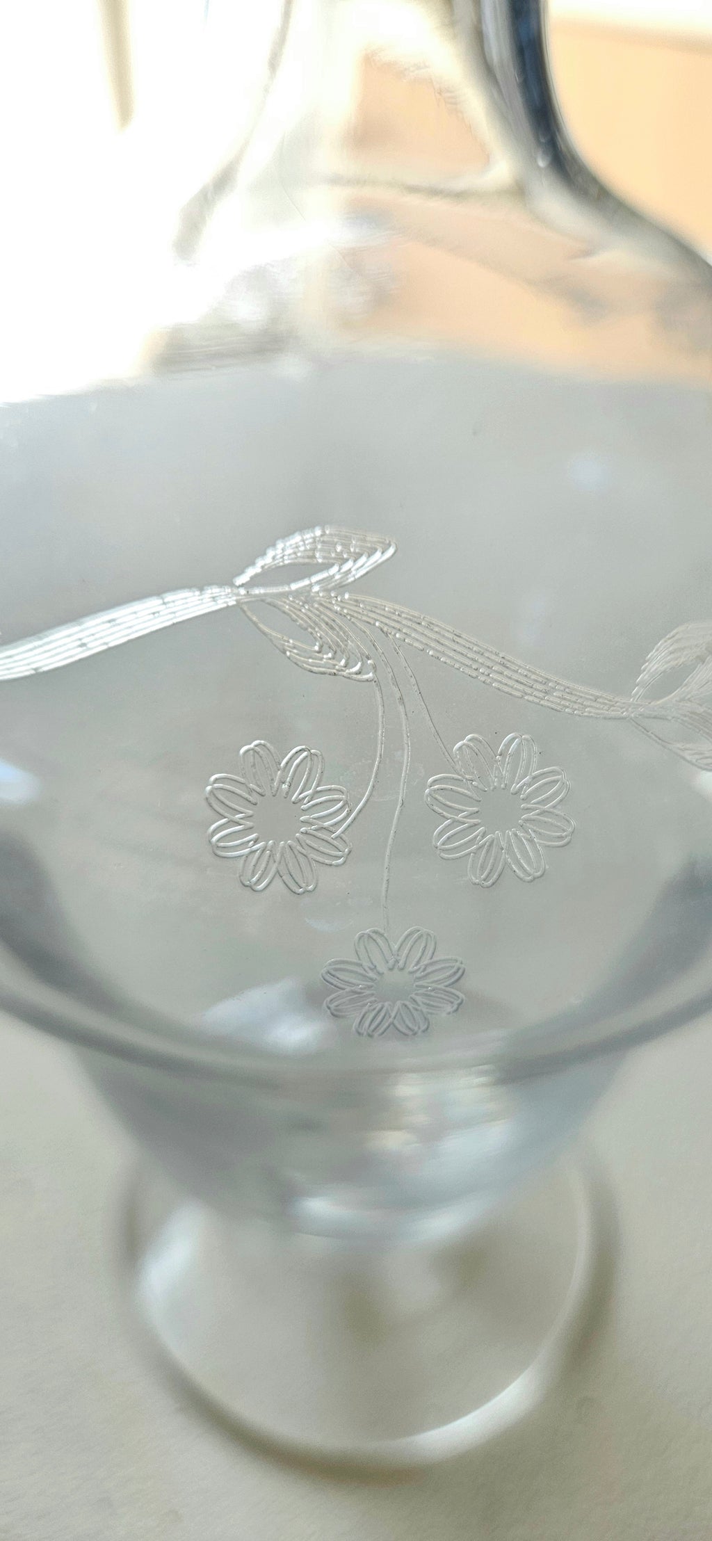 Carafe vintage verre gravé fleurs – élégante