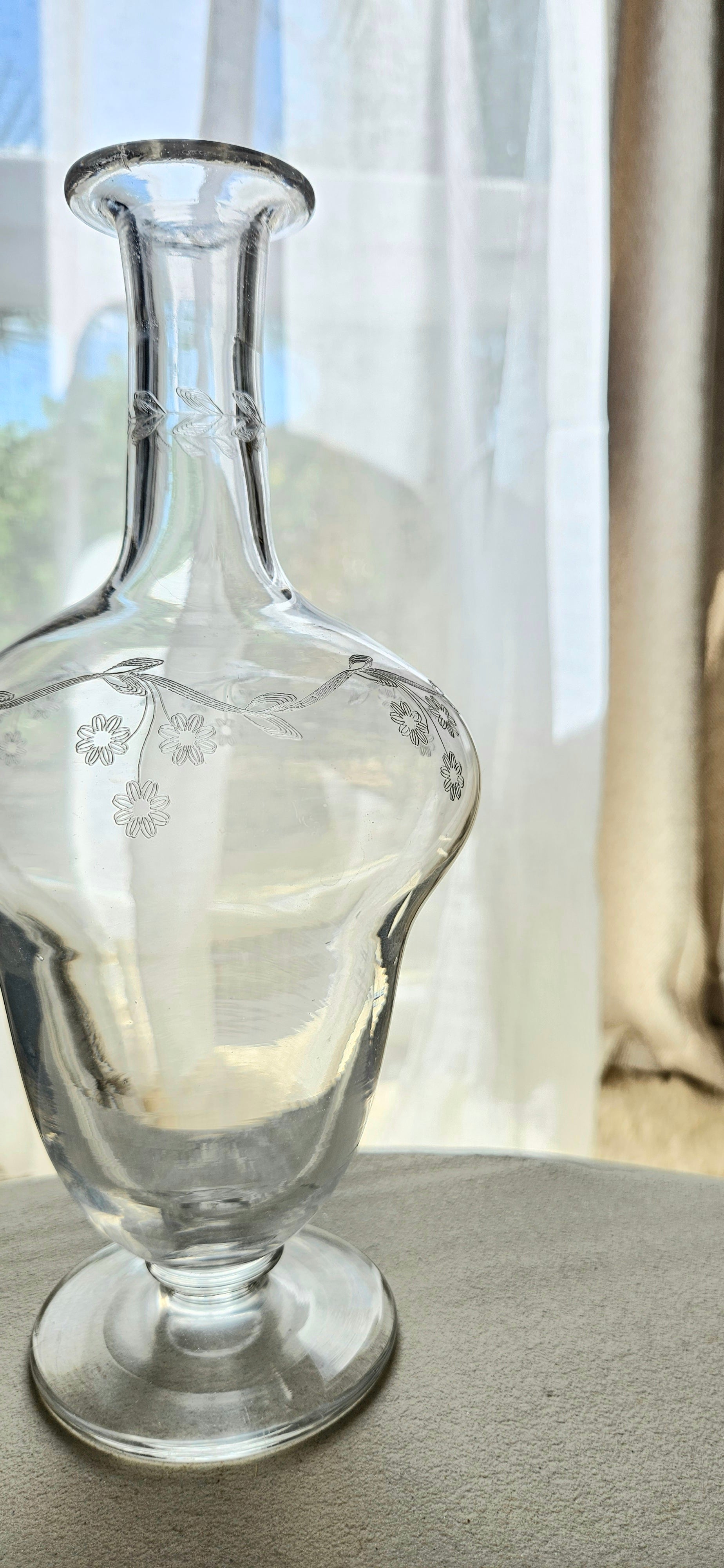Carafe vintage verre gravé fleurs – élégante