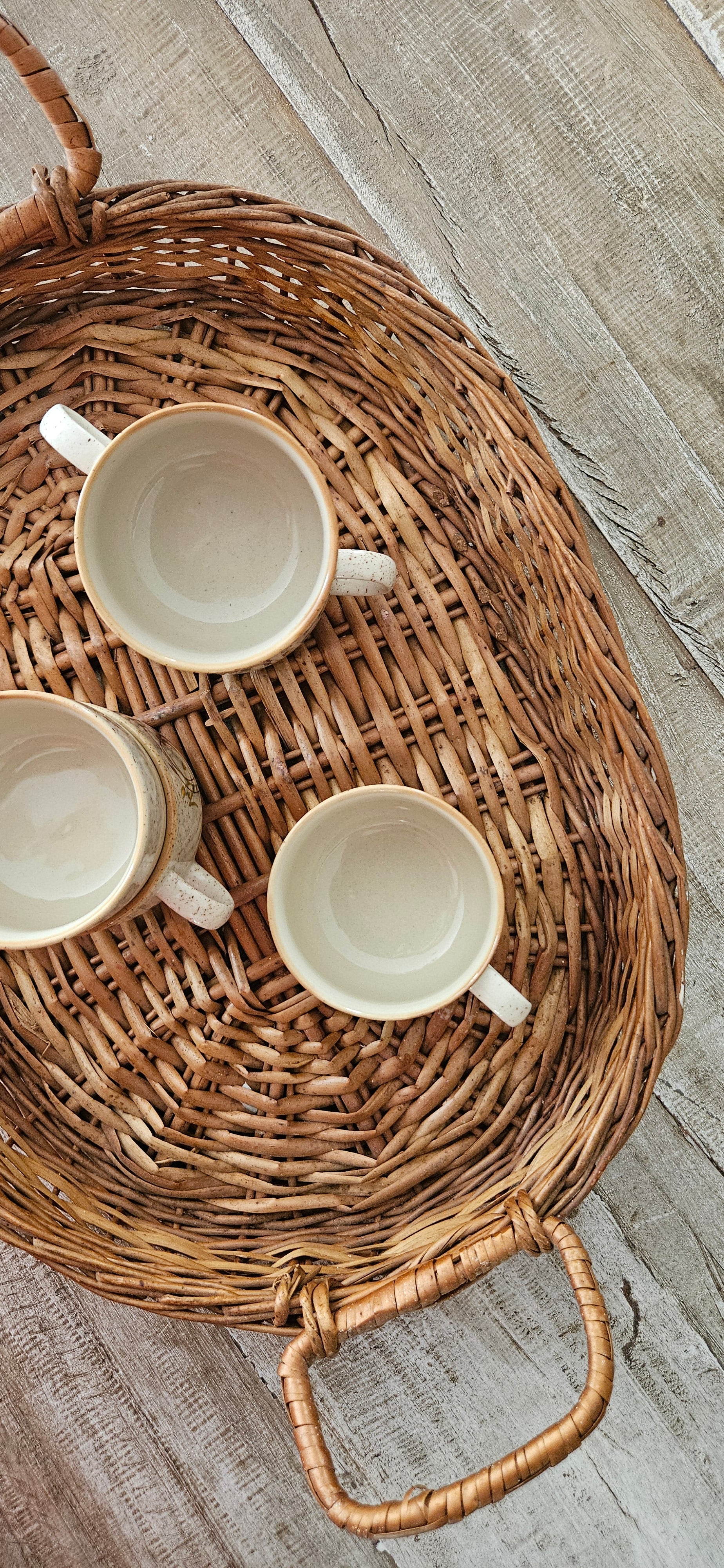 Panier de table en osier vintage avec poignées – plateau campagne chic