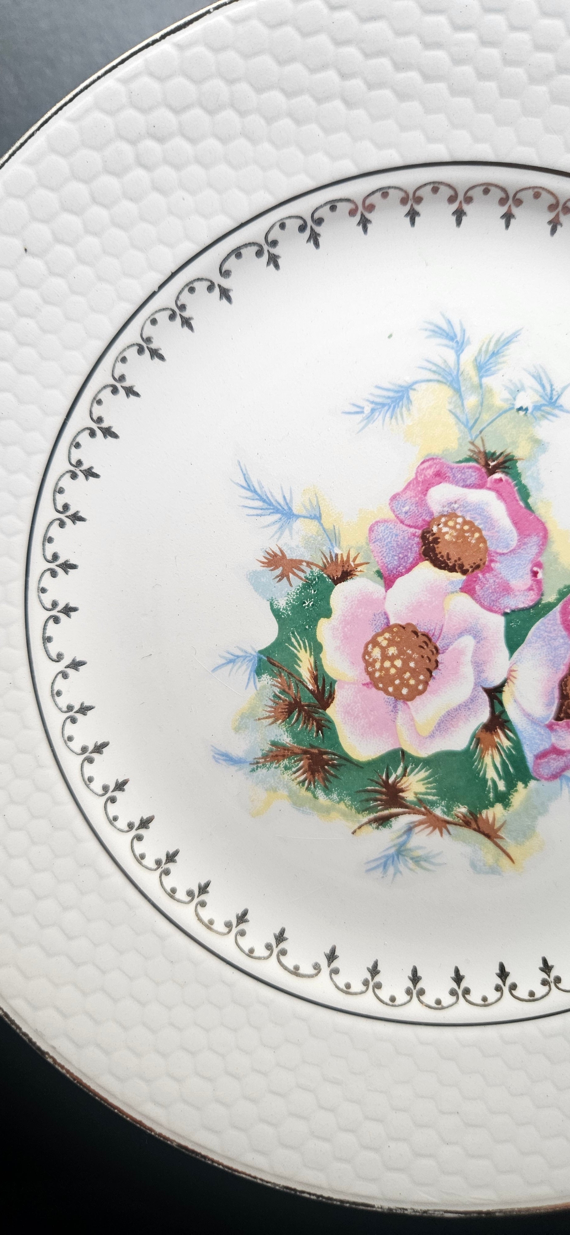 Lot de 6 assiettes à dessert et plat ancien L’Amandinoise Arabelle – Faïence fleurie vintage